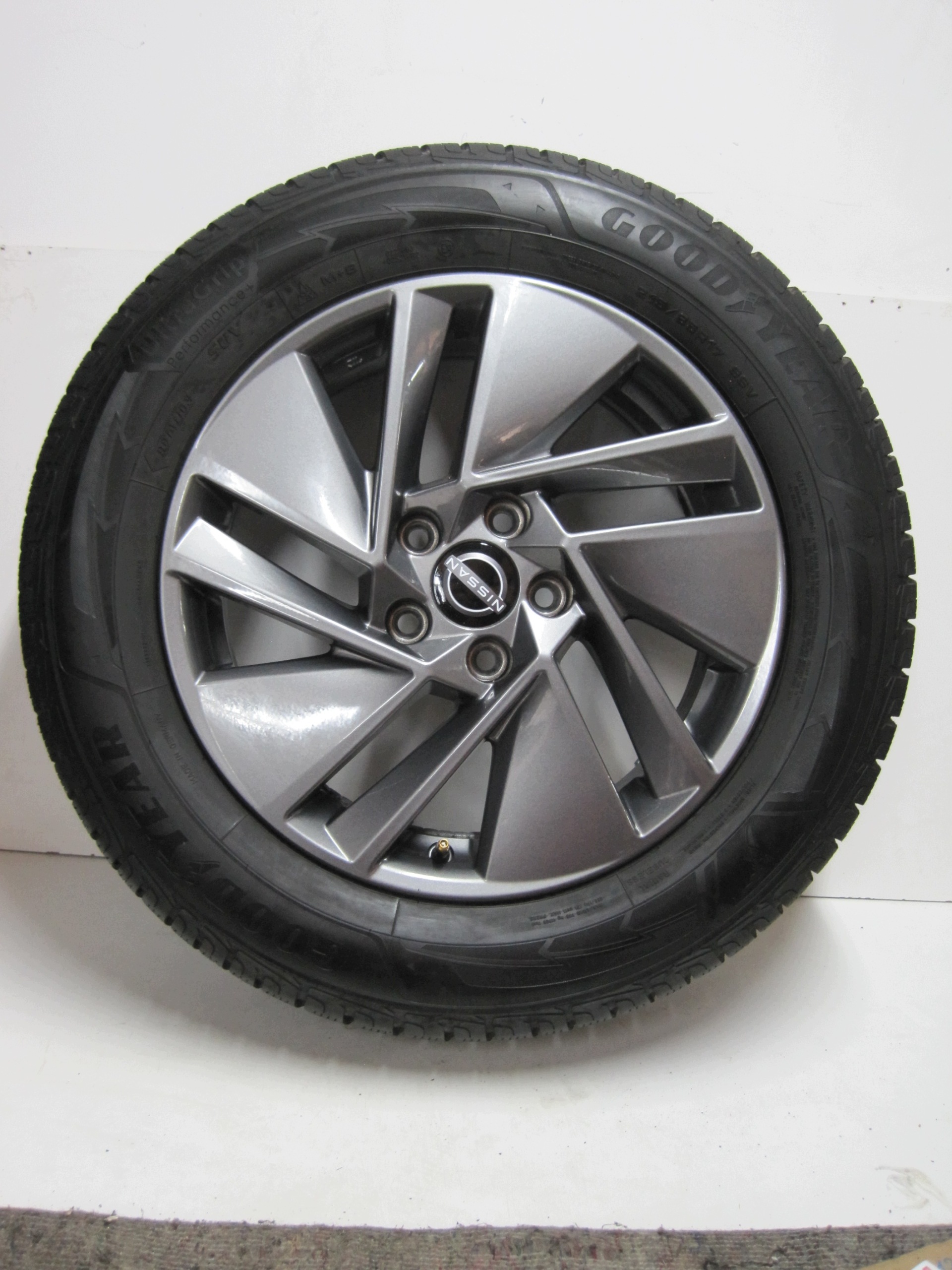 wheels discs tyres NISSAN QASHQAI R17 6MM M+S