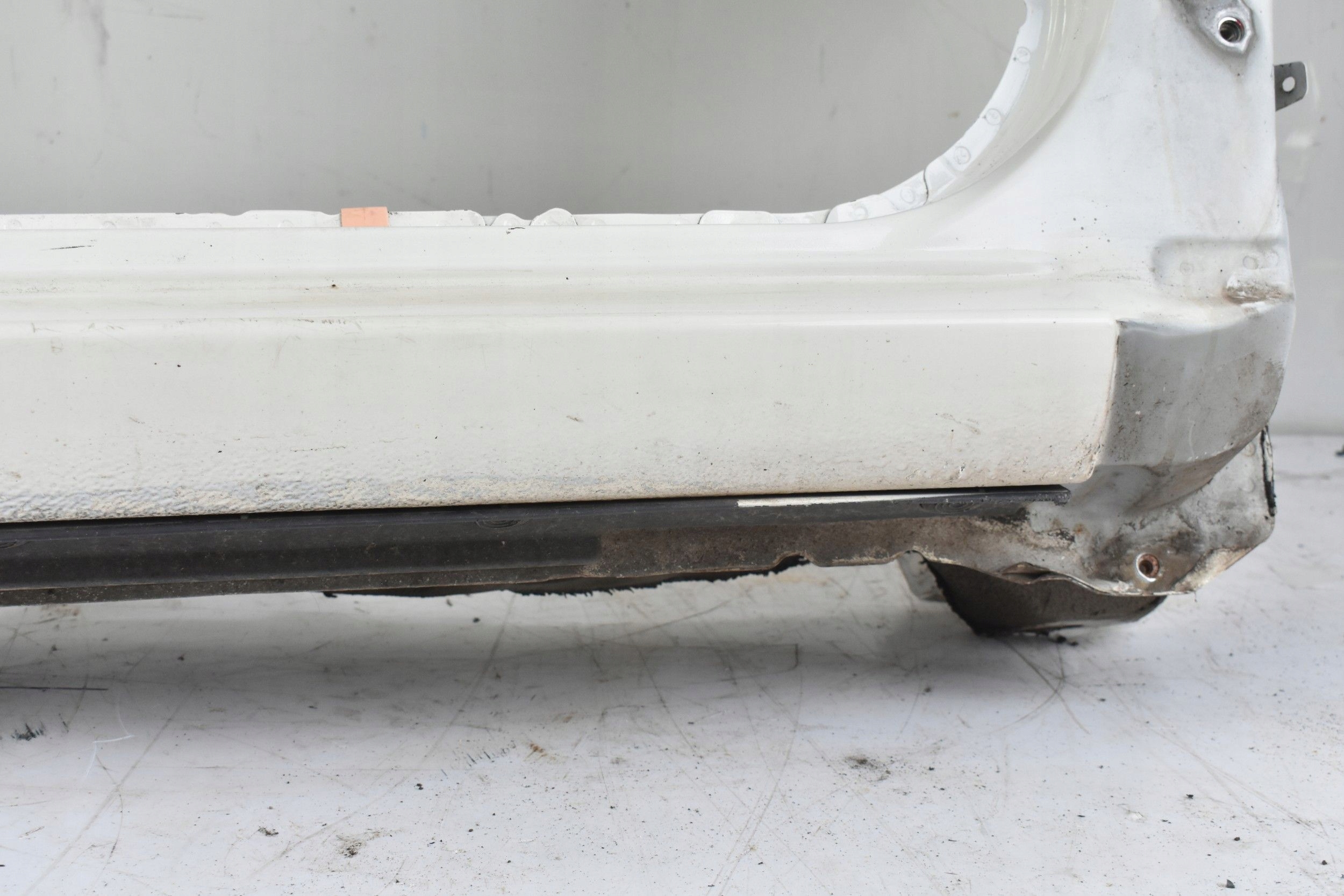 PRÓG SŁUPEK PRAWY PRZÓD TOYOTA YARIS III 068 11-19 Kolor biały