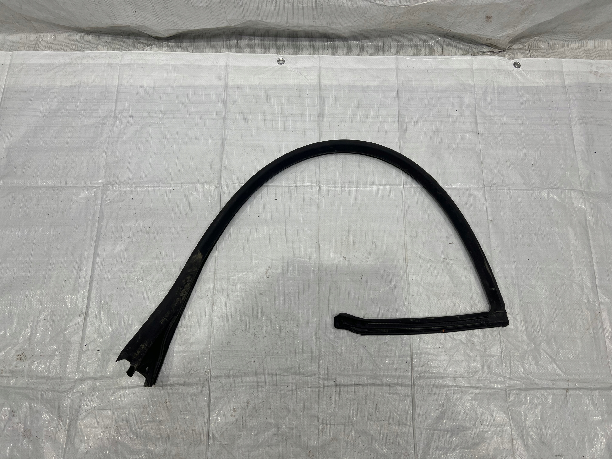 MASERATI GRANTURISMO USZCZELKA DRZWI PRAWA Typ samochodu 4x4/SUV Samochody osobowe