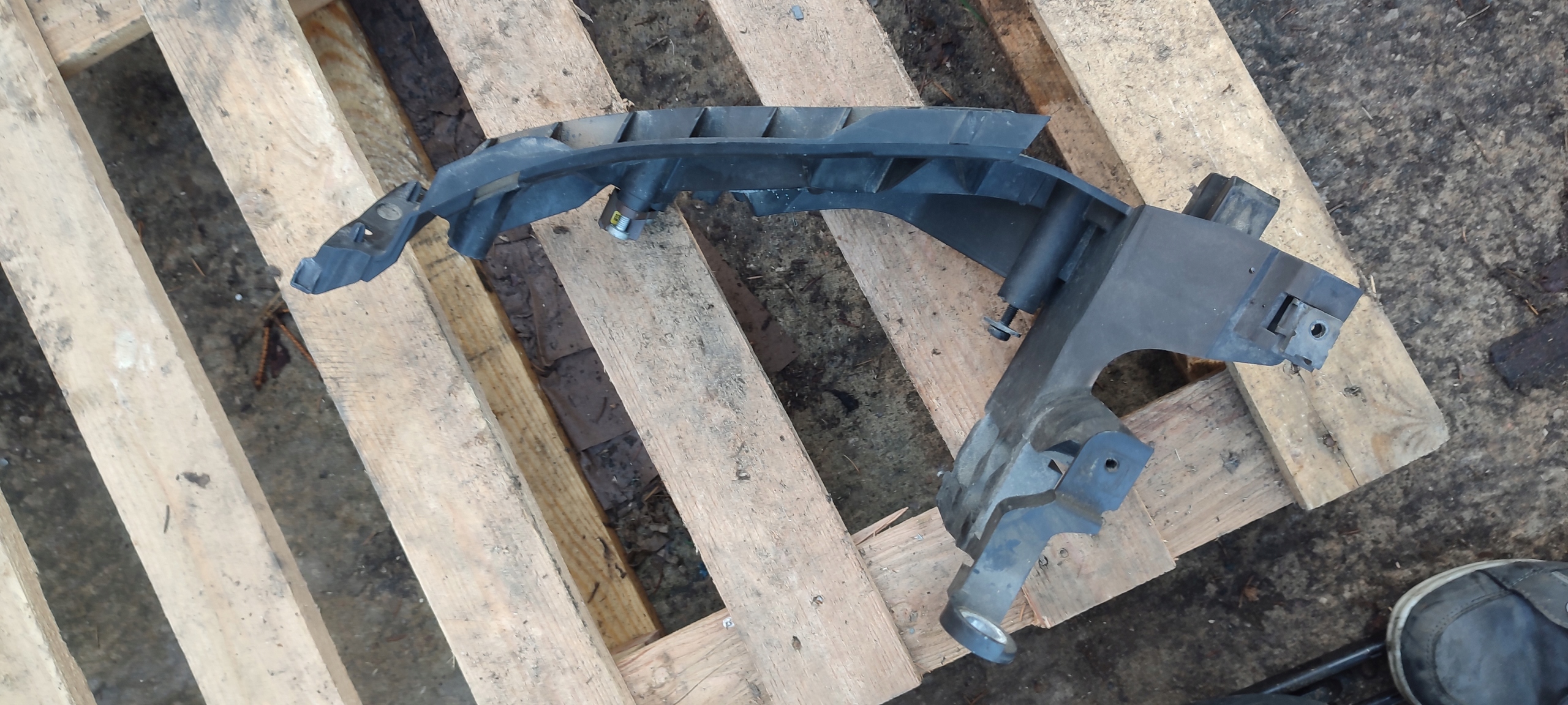 Halter vorne links audi a5 8t 8T0805607B