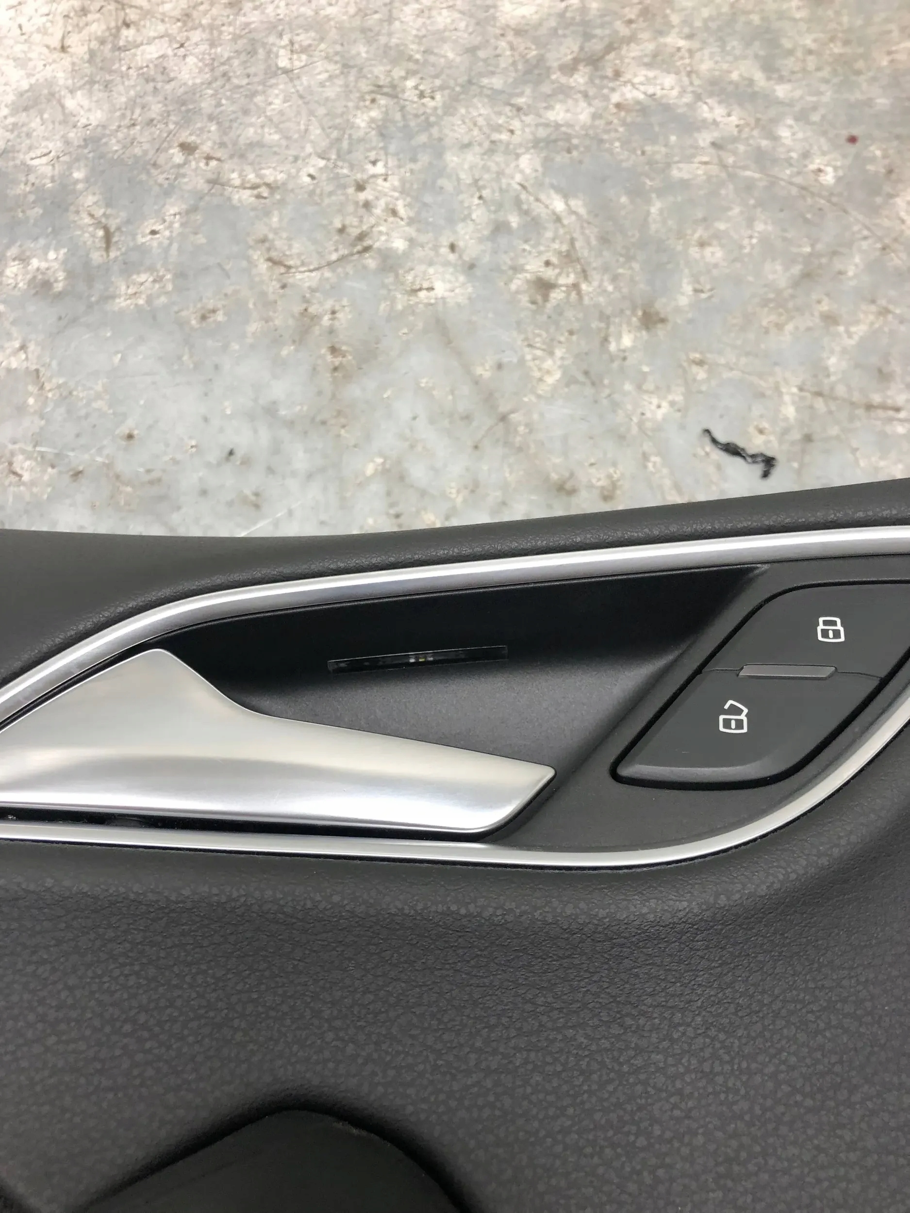 side door left front AUDI Q3 8U 8U1867105
