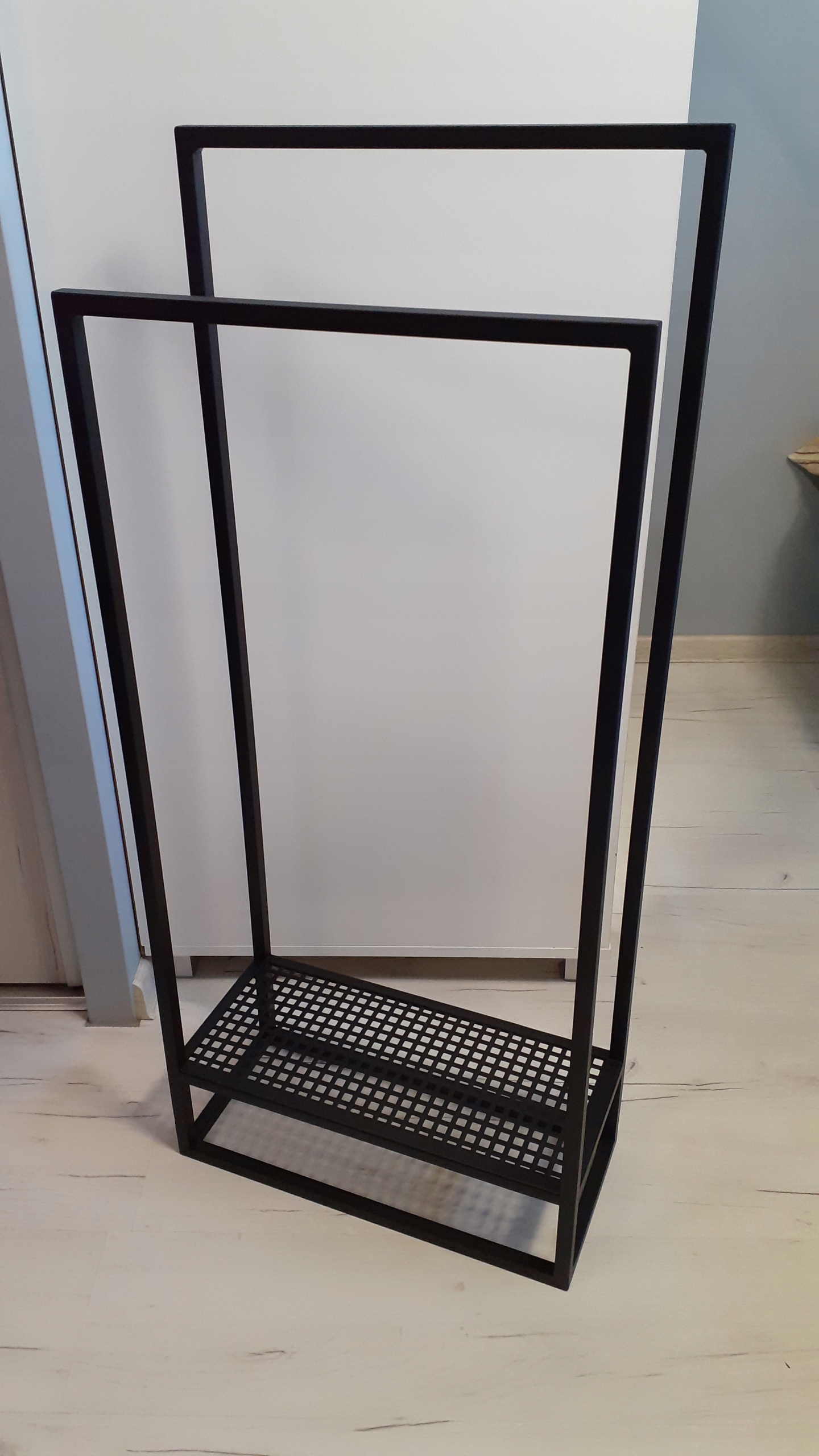 

Stojak na ręczniki z półką