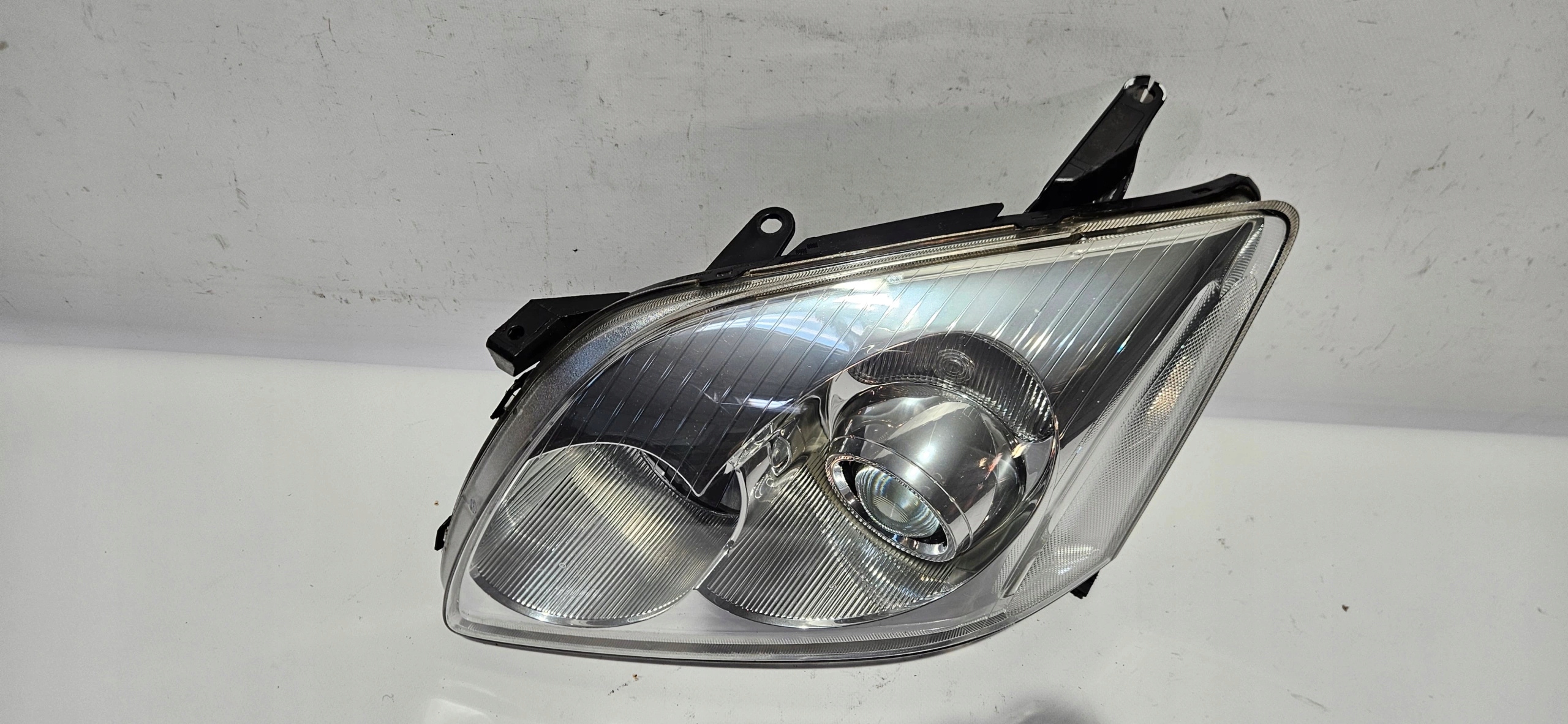 light left front XENON TOYOTA AVENSIS T25 06-08
