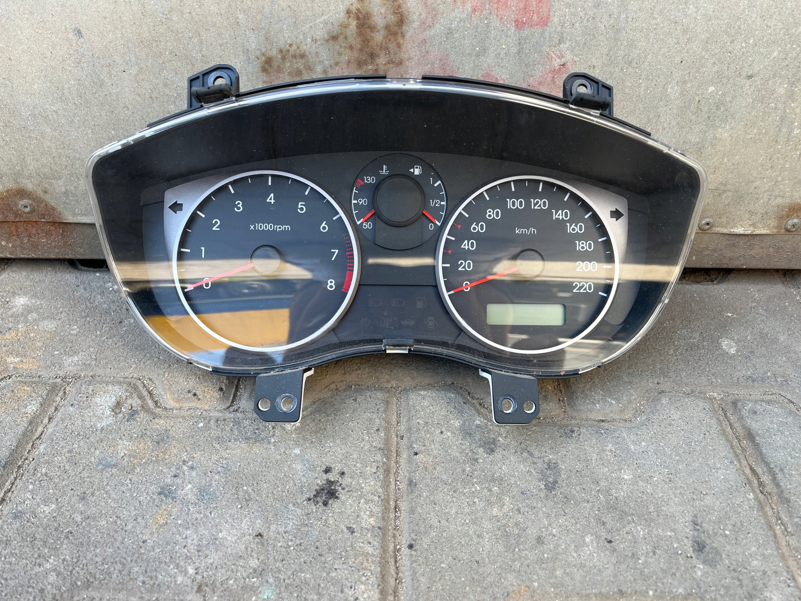 Hyundai I20 and 1.4B dials 88000 KM