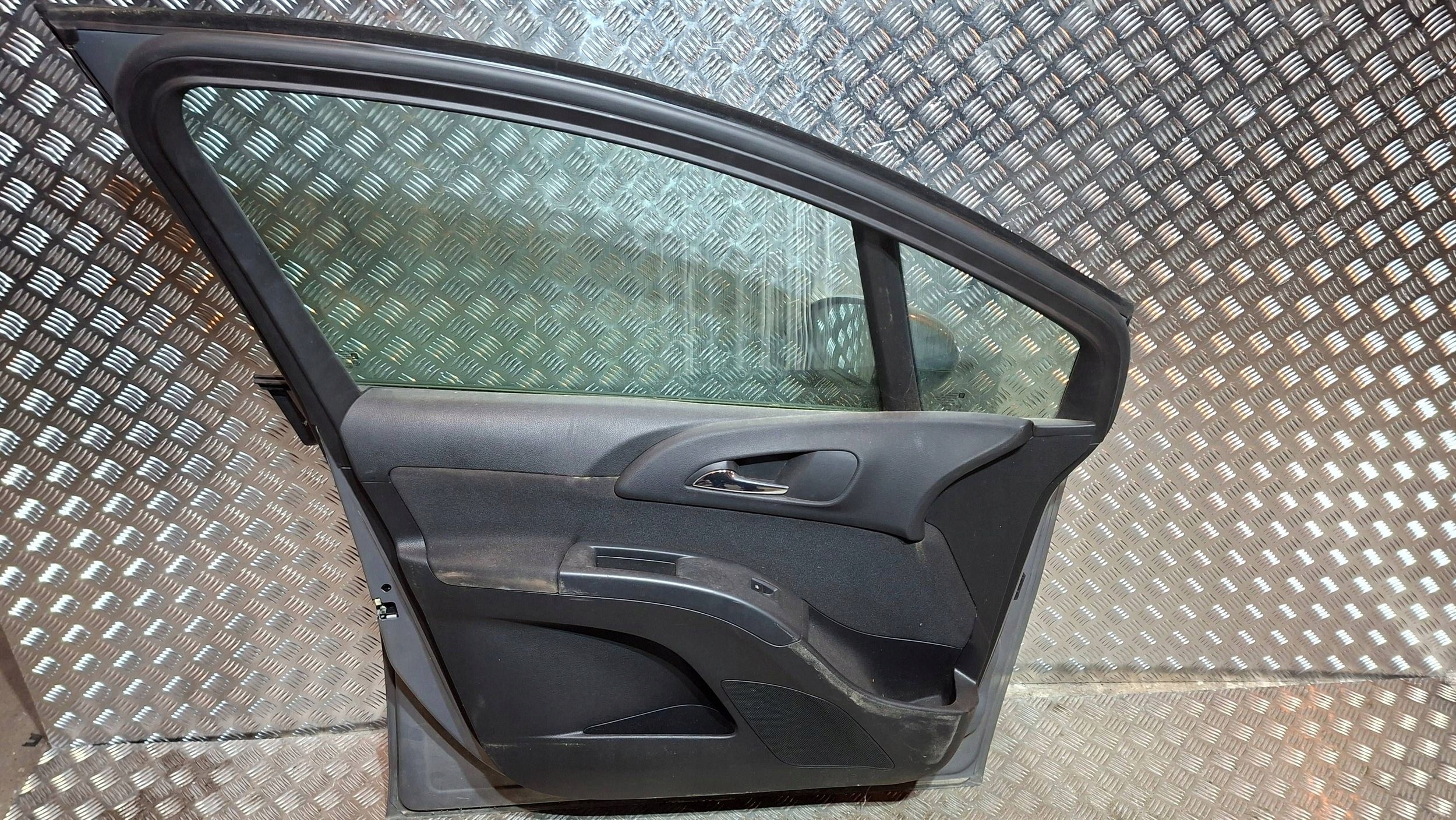 dveře předek levé OPEL MERIVA B 2010