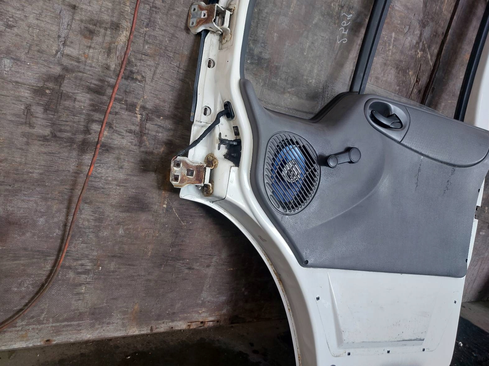 DRZWI KOMPLETNE PRAWY PRZÓD TRANSIT V 2002R Strona zabudowy przód - prawa