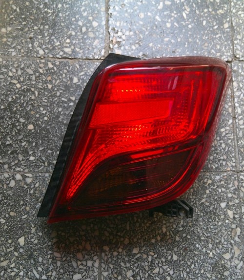 TOYOTA YARIS 3 III LIFT 14-17 PRAWA TYLNA LAMPA ZWYKŁA ORYGINAŁ