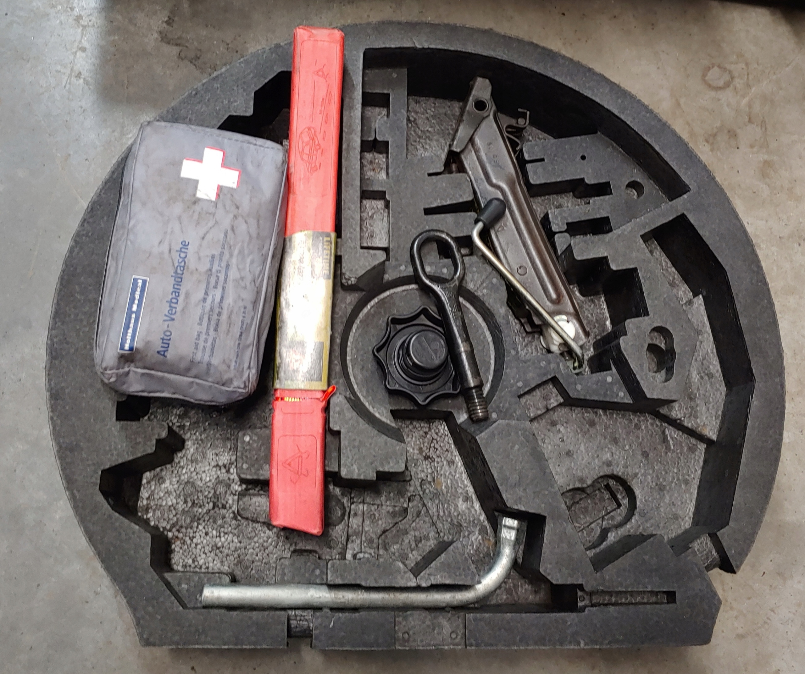 Narzędzia w koło zapasowe Vw Golf 5 03-