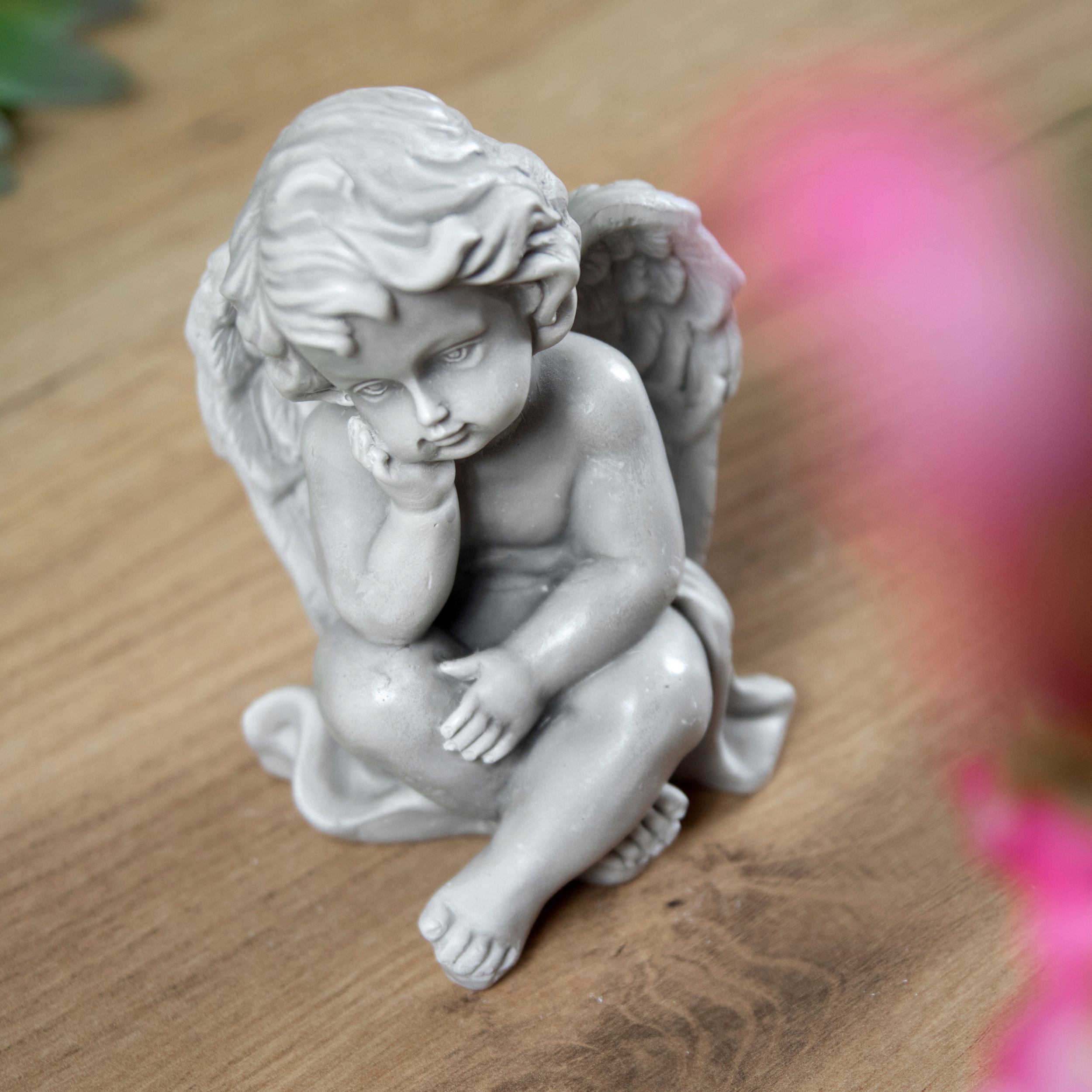 ANIOŁEK SIEDZĄCY prezent dla gości FIGURKA GIPSOWA dekoracja KOMUNIA szary Kolor odcienie szarości i srebra