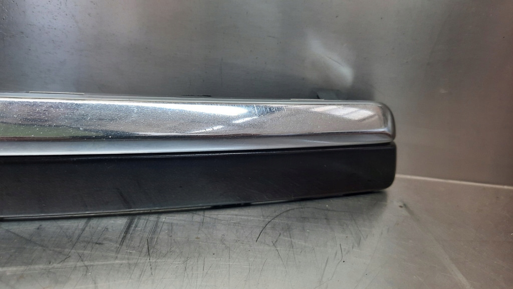 KRATKA ZDERZAKA PRAWA CHROM 08693645 VOLVO S60 LIFT 04-09R Numer katalogowy części 01