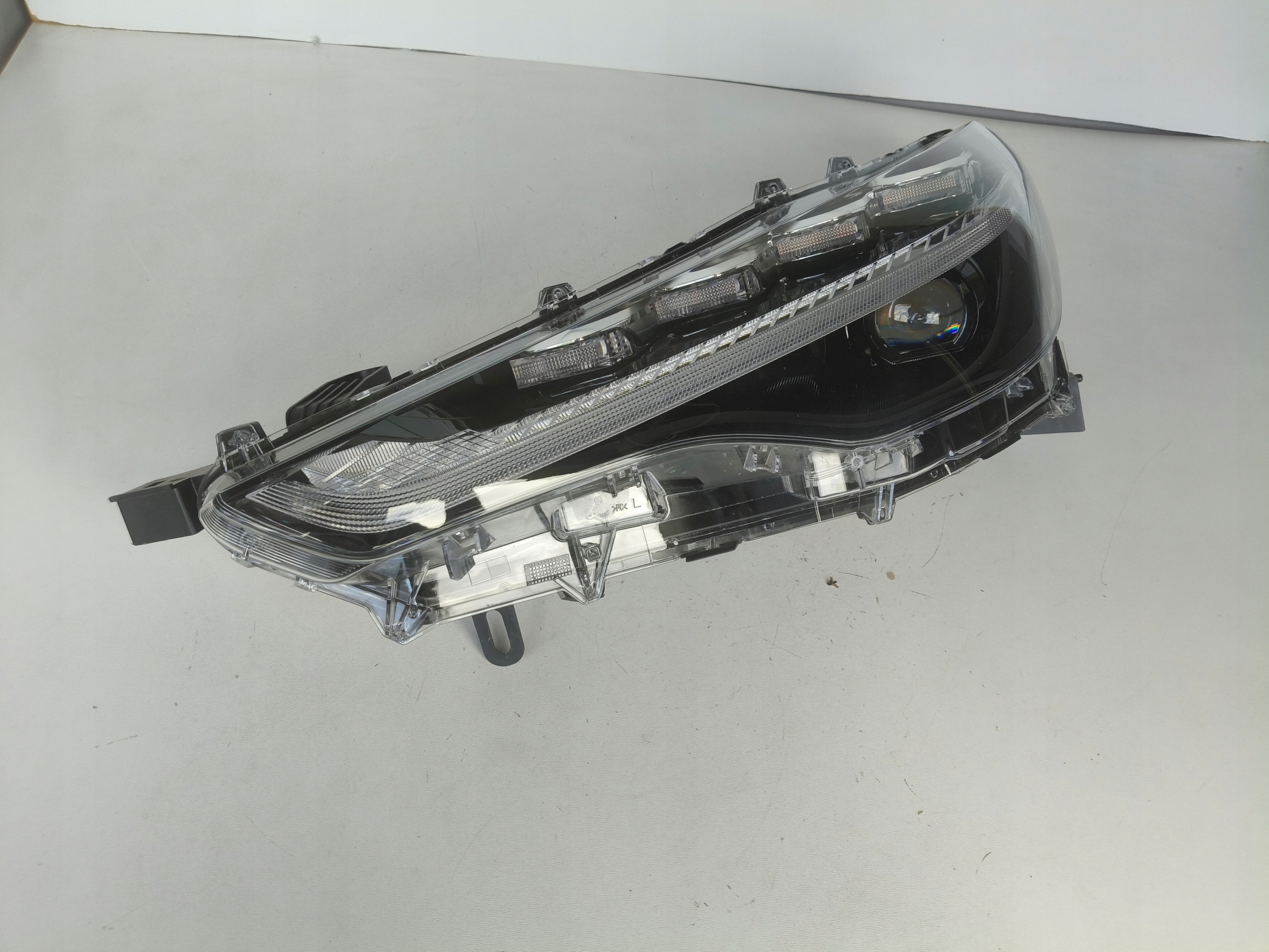 light left REFLEKTOR TOYOTA COROLLA CROSS FULL LED