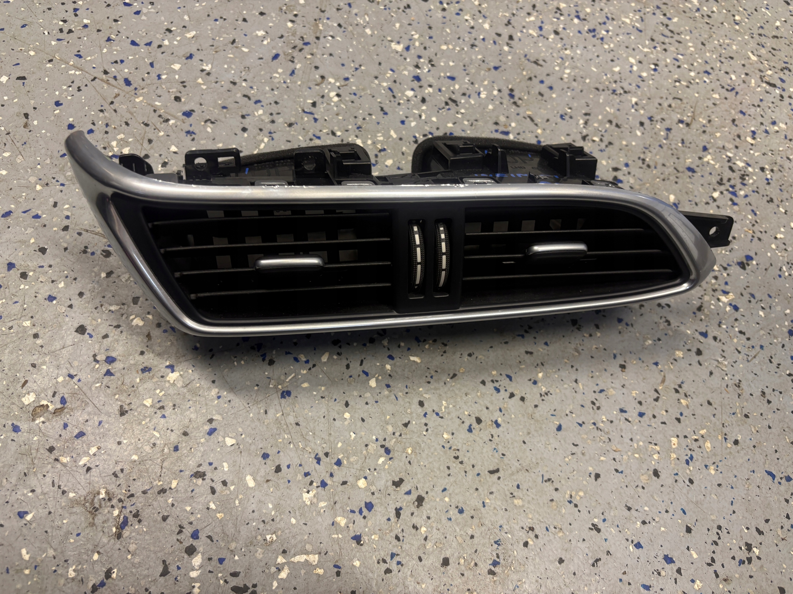 INFINITI Q30 grid air conditioning devices central 687505DF0A