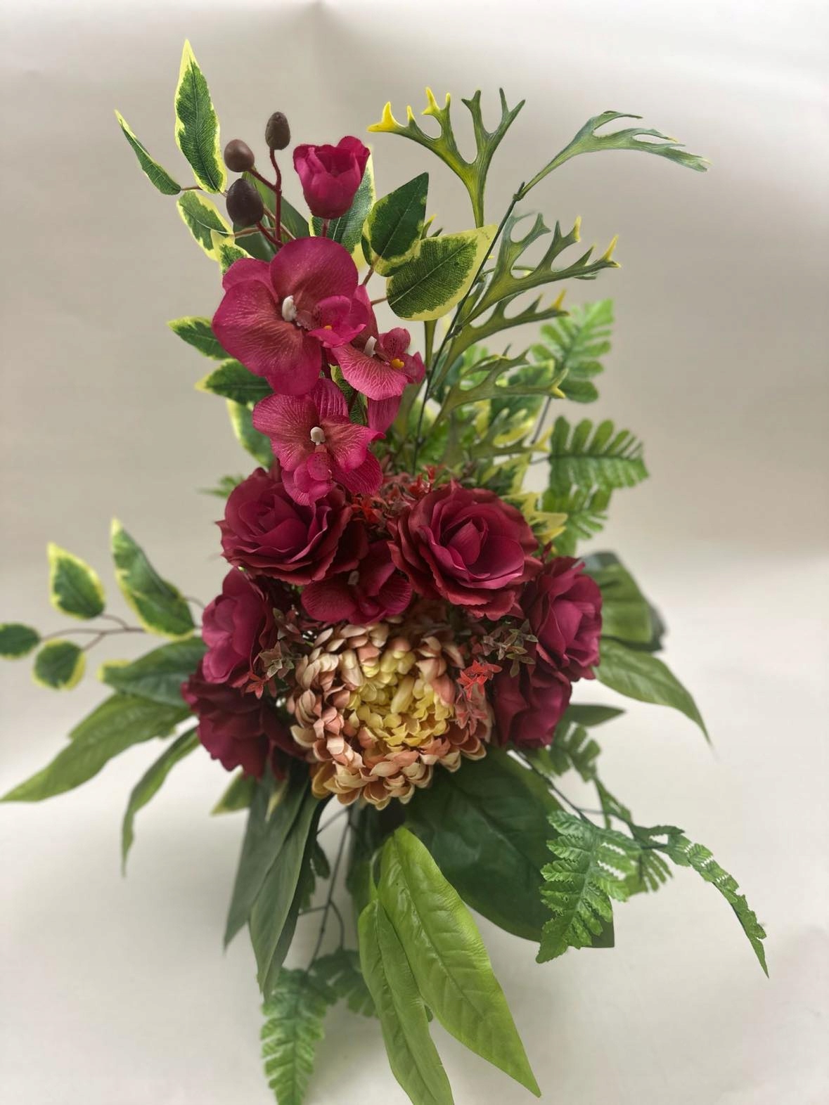 Kompozice Květiny na hřbitovní hrob kytice do vázy umělé květy