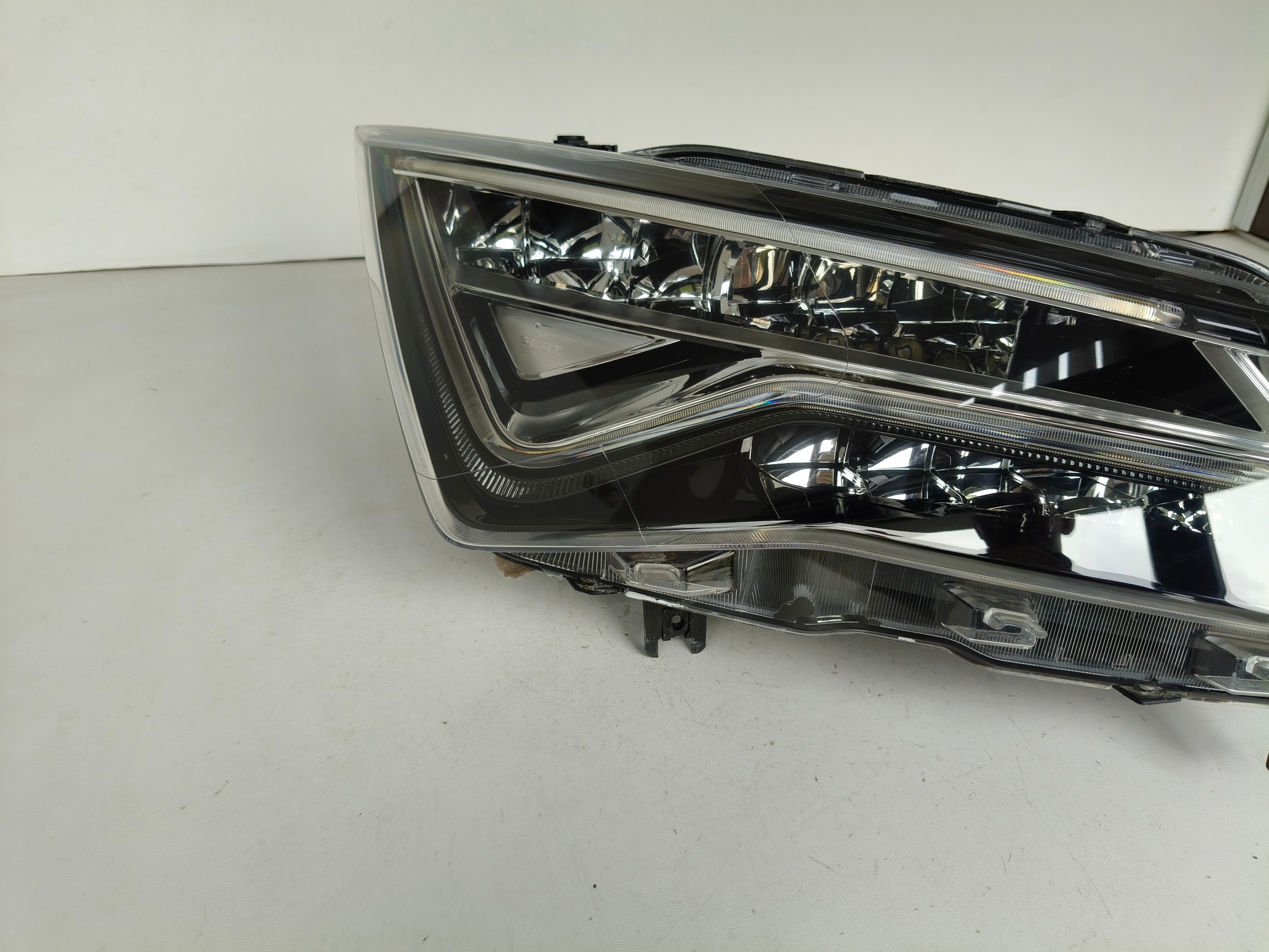 light right REFLEKTOR SEAT ATECA 575 16- FULL LED