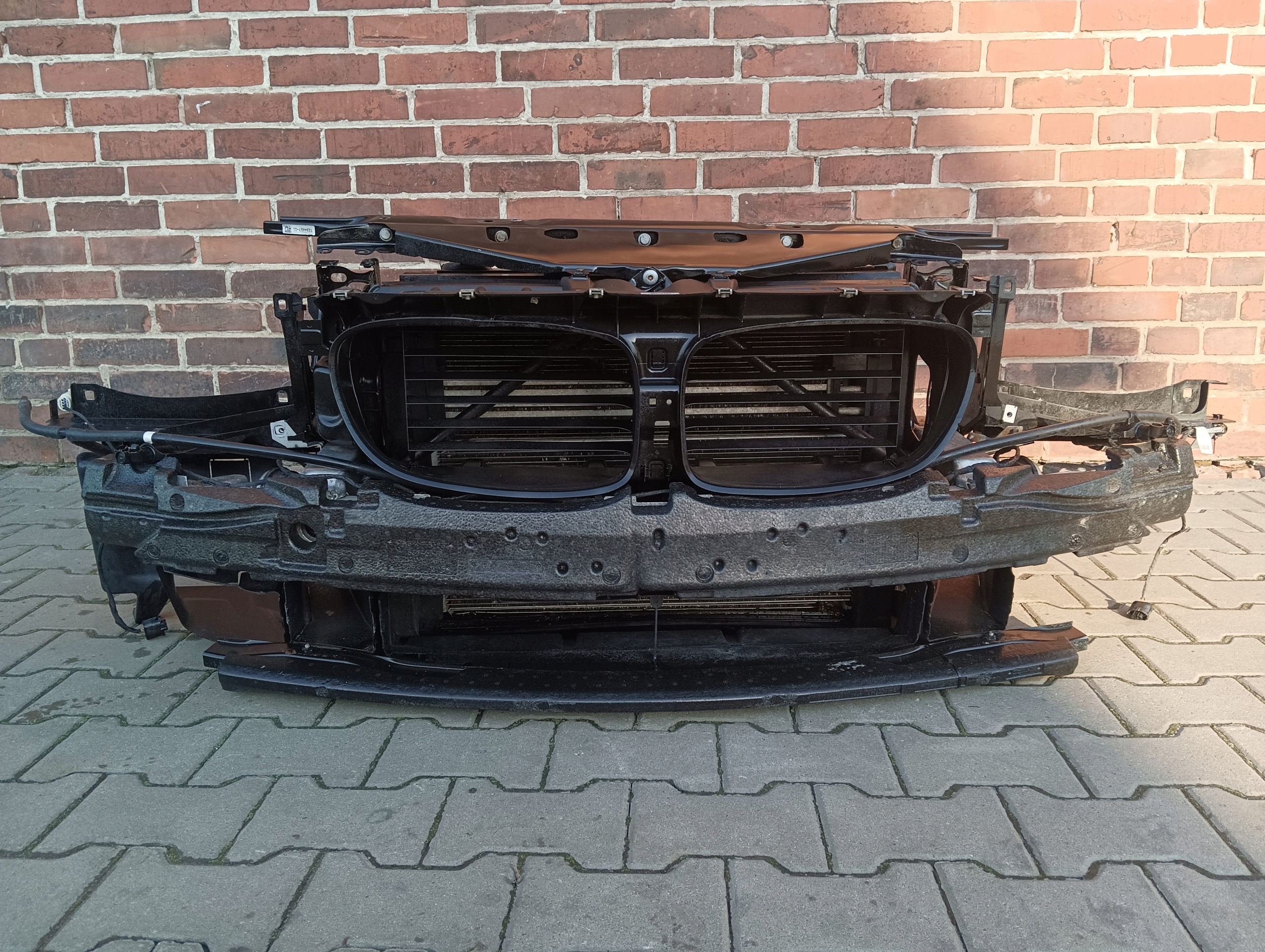 PAS PRZEDNI WZMOCNIENIE CHLODNICE BMW 750I F01 F02