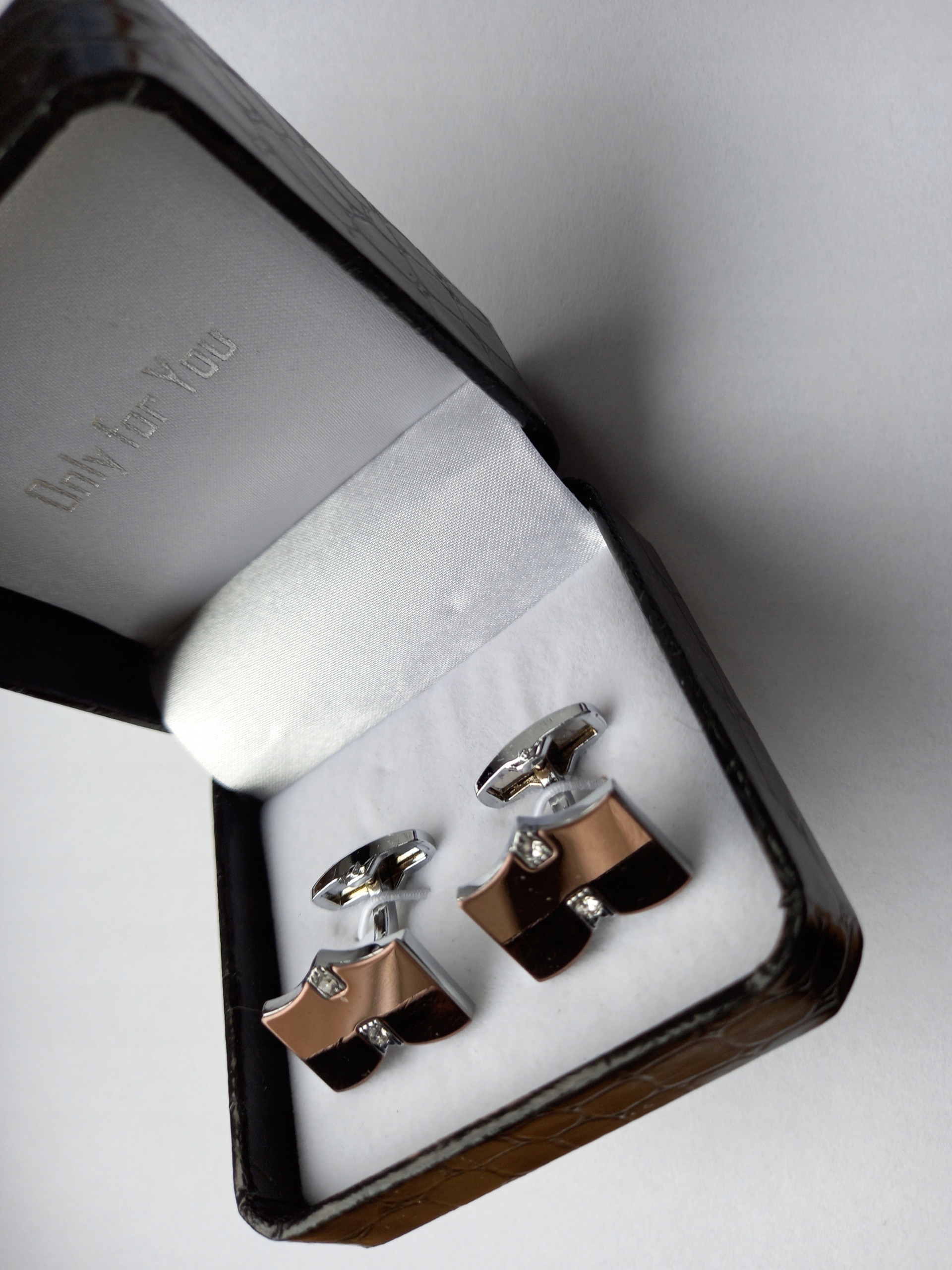 Moderní manžetové knoflíčky na košilích Kniha