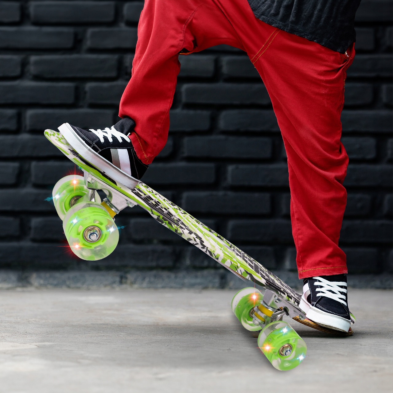 FISZKA SKATEBOARD PRO DĚTI OSVĚTLOVACÍ KOLA LED DRIFT 56CM GREEN SOLID Tvrdost kola 82A