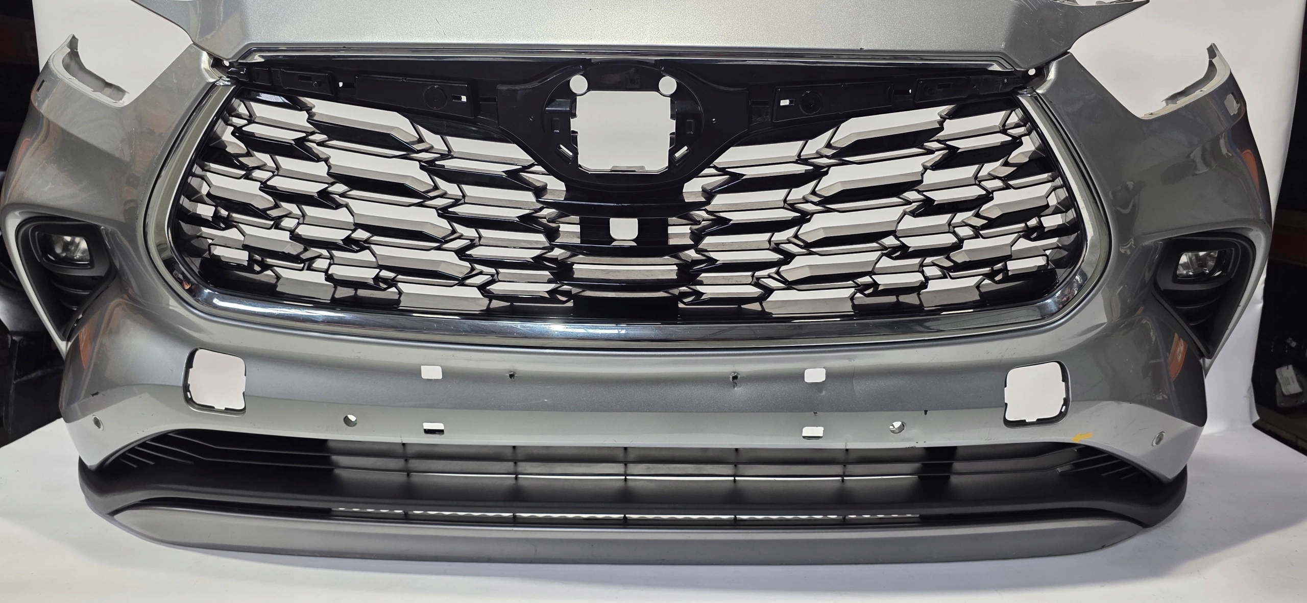 front bumper grille TOYOTA HIGHLANDER IV 19- 4XPDC washers 52119-0E400