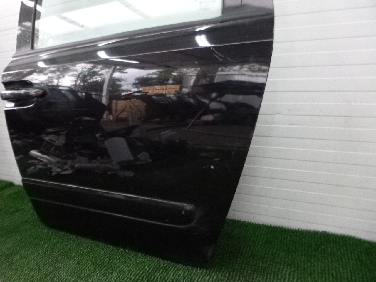 KIA CARNIVAL II 04-14 door rear. left rear part black,
