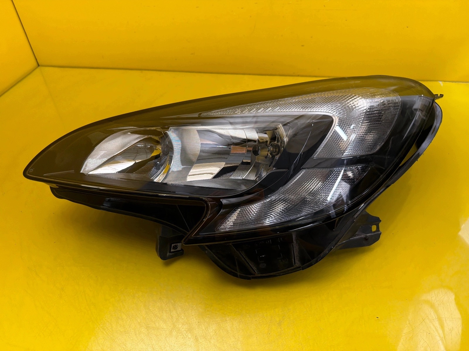 light left front Opel Corsa E 2014-2019 Zwykla 1EF011830-01