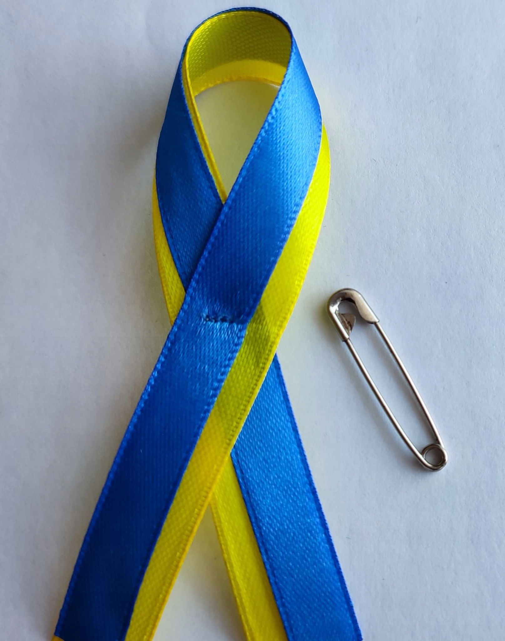 

kotylion Ukraina, flaga, niebiesko żółty. 100 szt