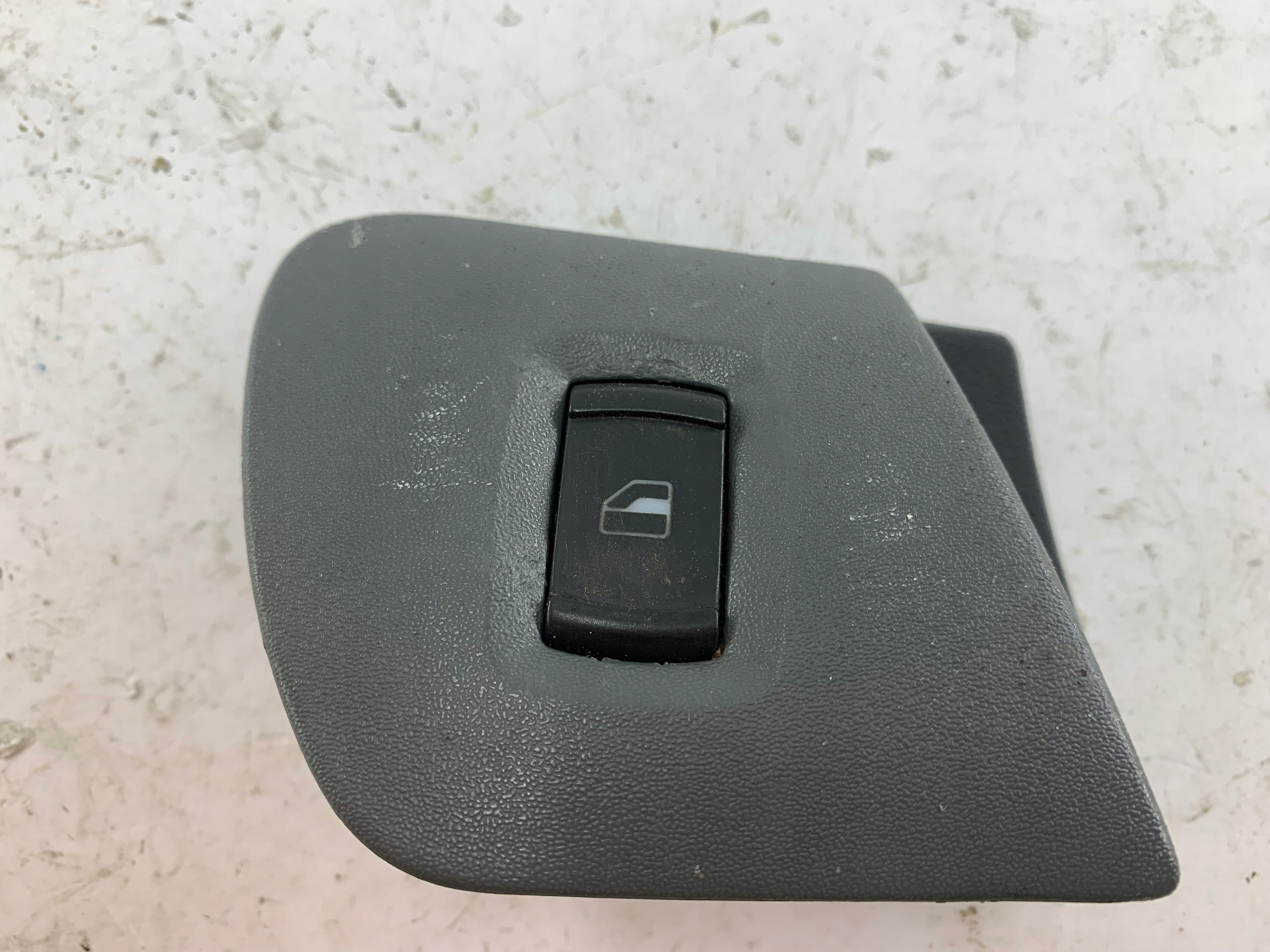 SKODA OCTAVIA and switch PANEL of the window right front 1U1867186A