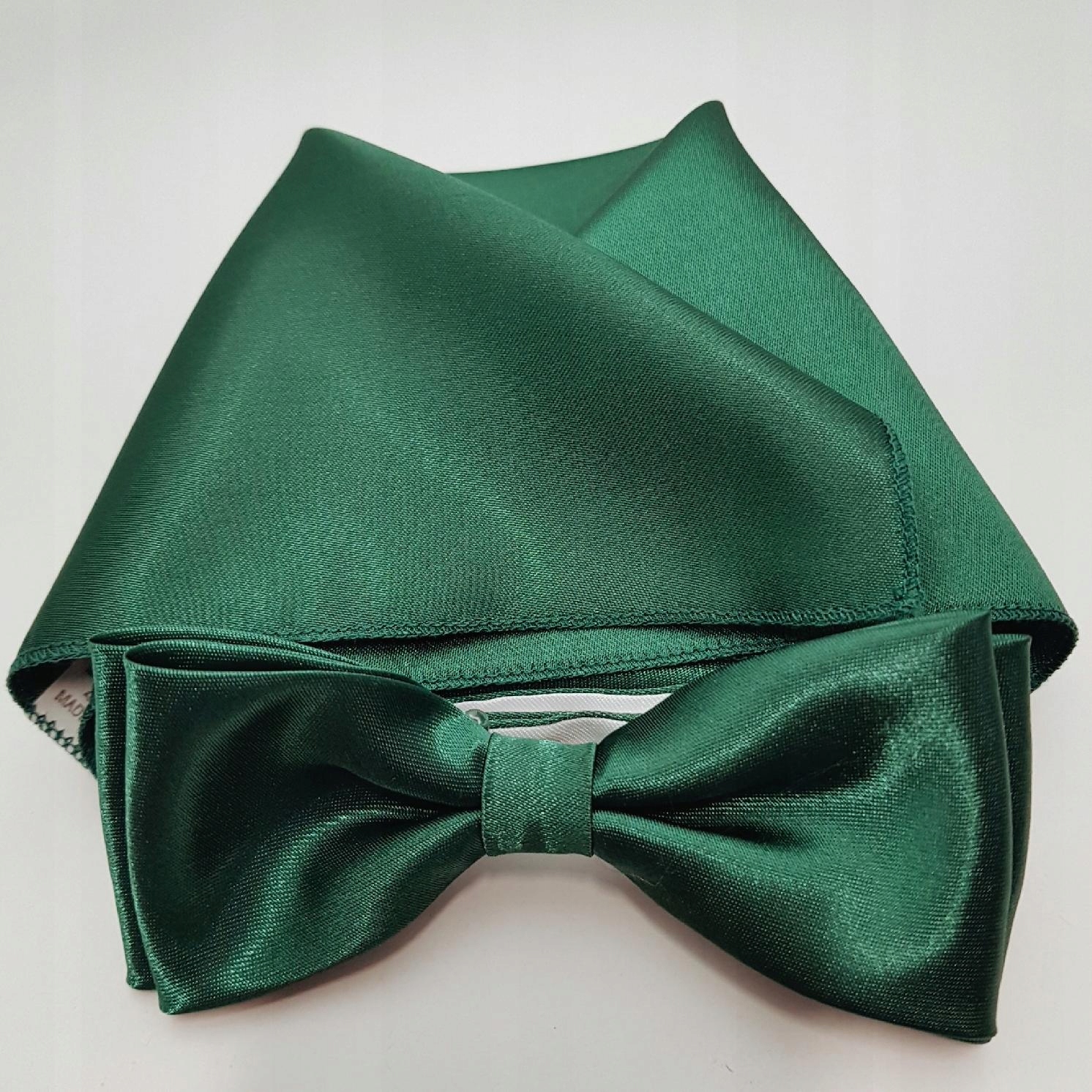 CIEMNA ZIELEŃ BUTELKOWA MUCHA W POŁYSKU Z POSZETKĄ Model GŁADKA JEDNOLITA