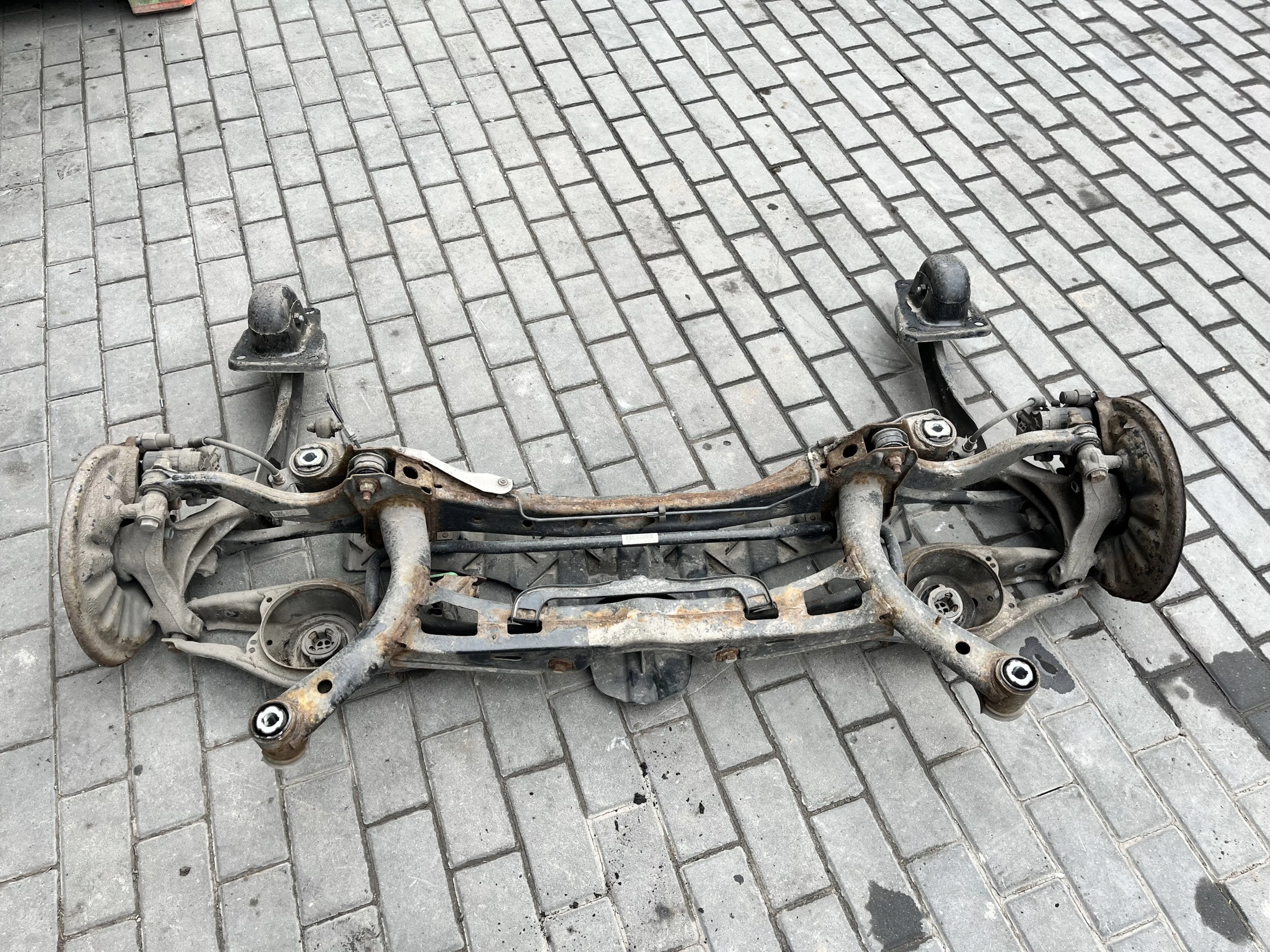 BELKA ZAWIESZENIA TYŁ SKODA SUPERB III 15-