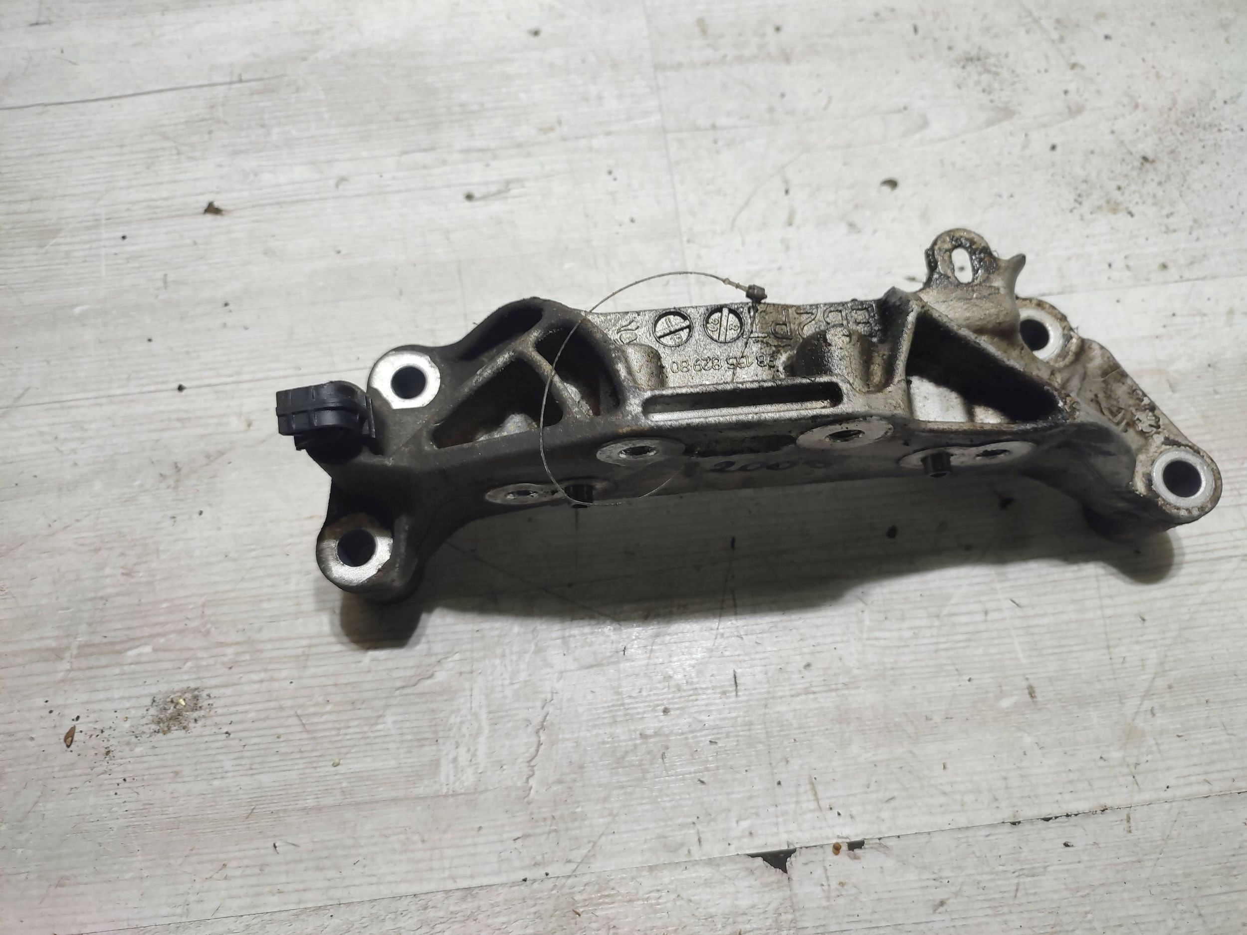 Peugeot 2008 II 2020 Support / Support plaque Moteur