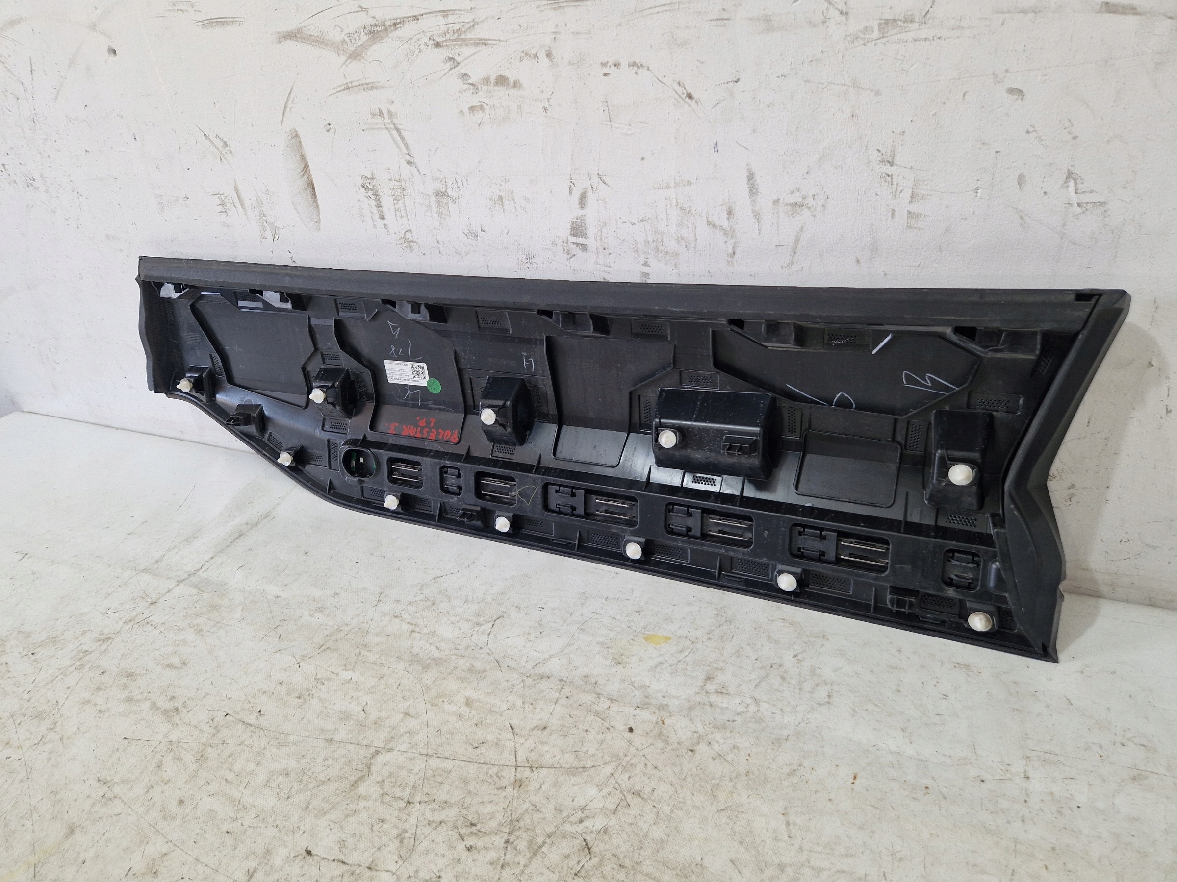 moulding for door left front POLESTAR 3 front left 32417362