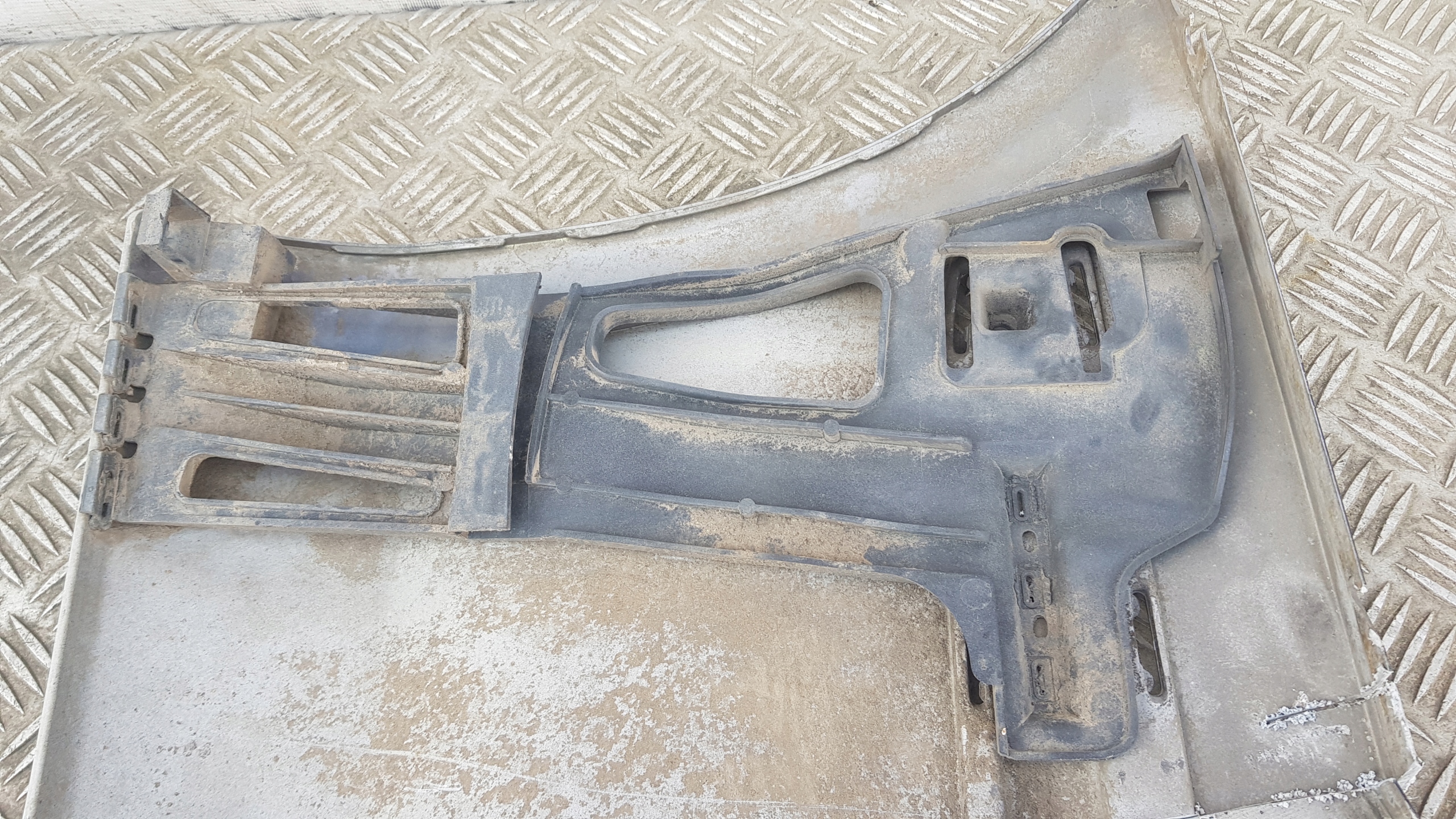 MERCEDES e-klasa W211 Support Support plaque Pare choc Arrière Droite Berline