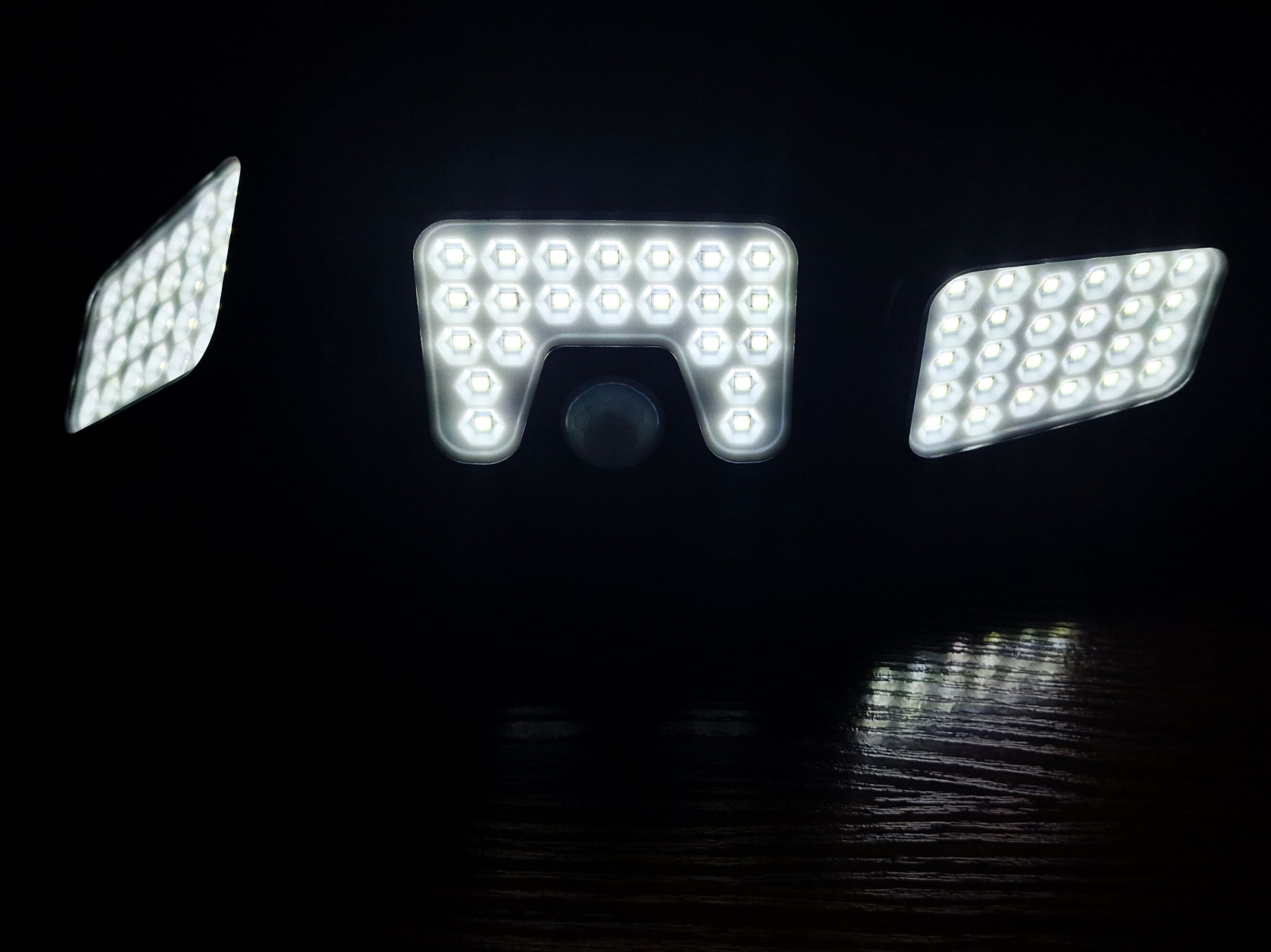 LAMPA SOLARNA Z CZUJNIKIEM RUCHU MOCNA PANEL SOLARNY 74LED IP65 ŚWIECENIA Cechy dodatkowe czujnik ruchu pilot