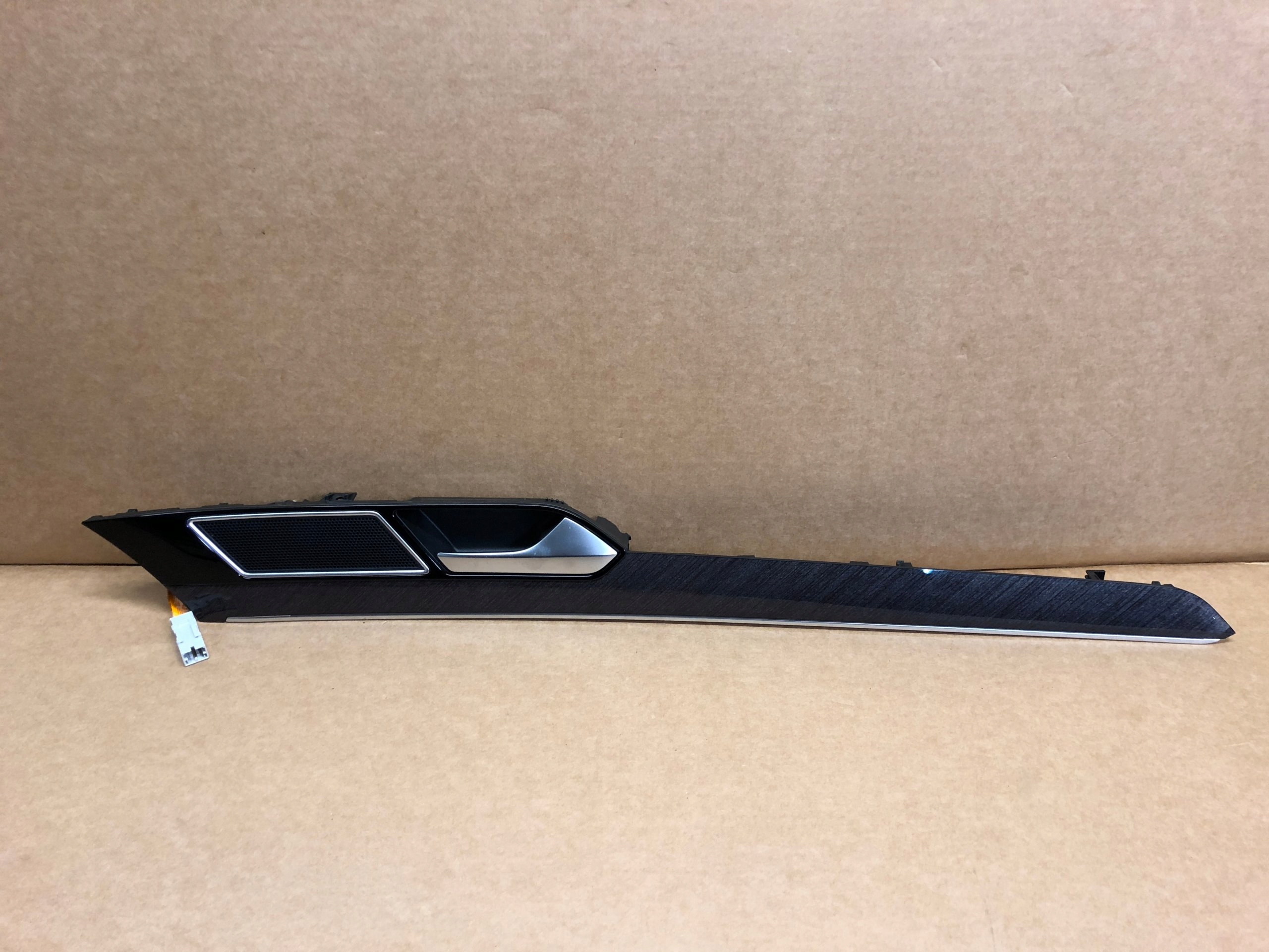 00QQ - VW ARTEON ДЕКОРАТИВНАЯ ПОЛОСА ДВЕРИ ПРАВАЯ ПЕРЕДНЯЯ СВЕТОДИОДНАЯ