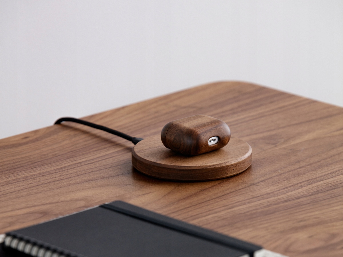 Drewniana obudowa etui AirPods DĄB Kolor dominujący beżowy/brązowy