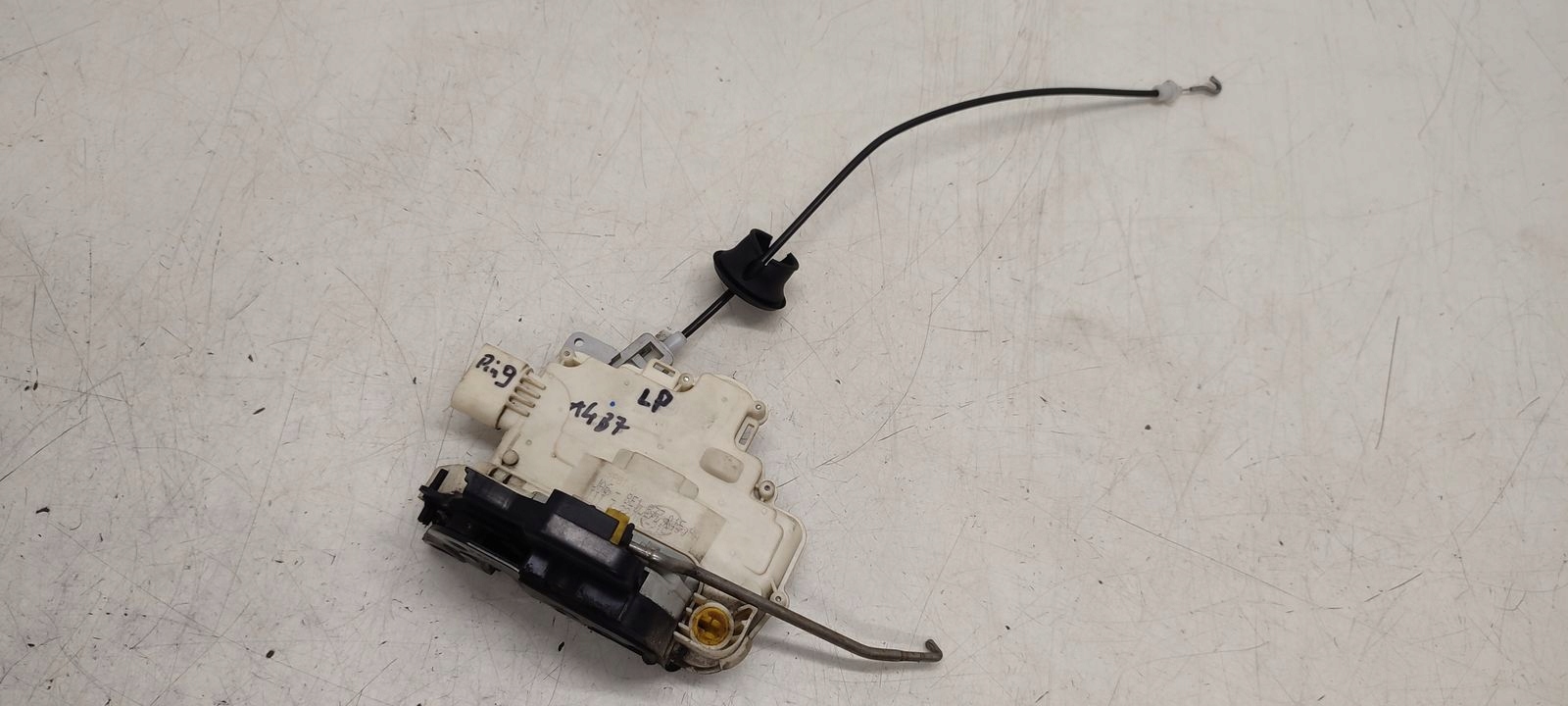 lock front front left Audi A4 B7 2,7 TDI