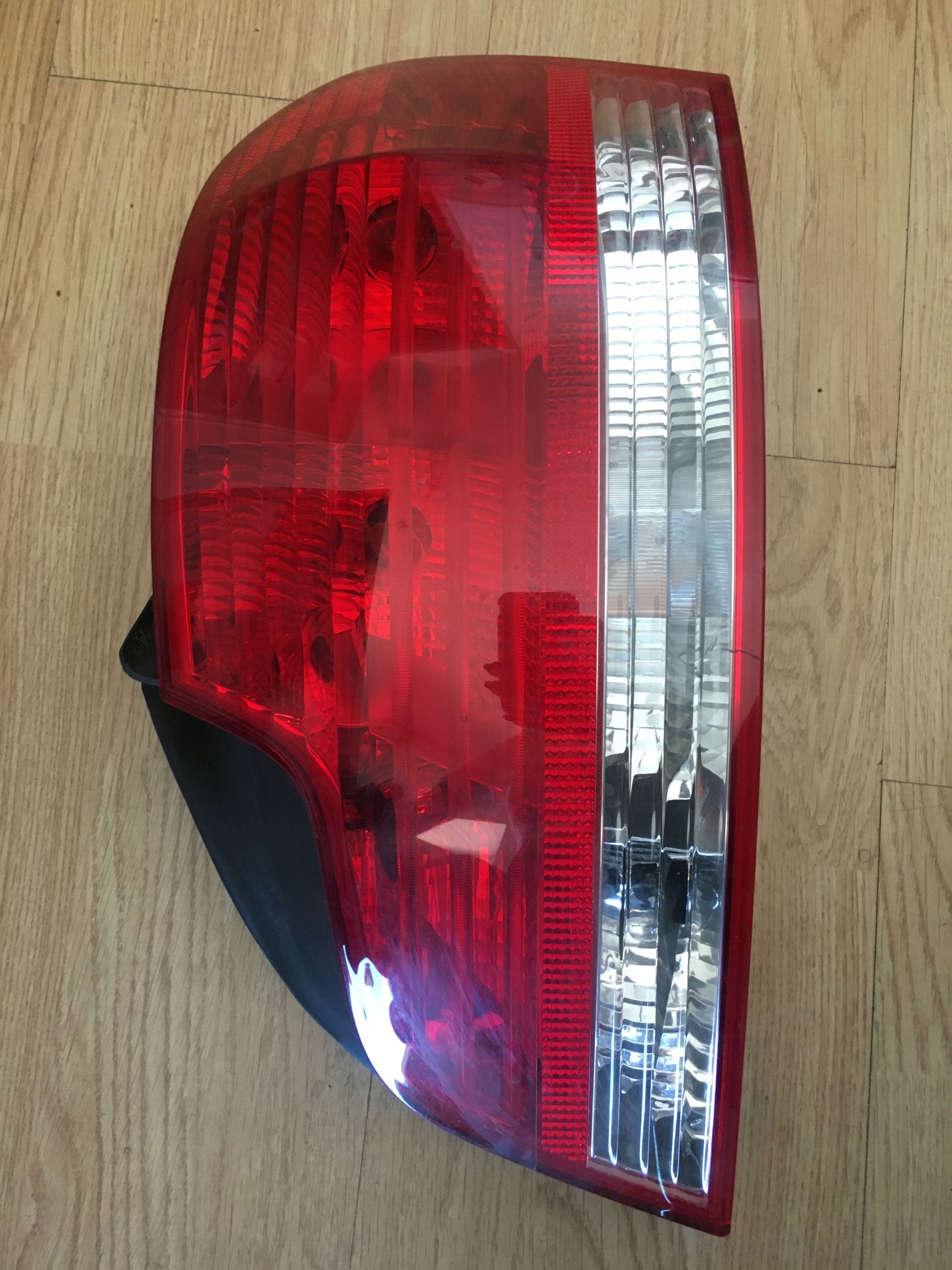 BMW E82 E88 ФАРА ПРАВА ЗАД. 4869810*