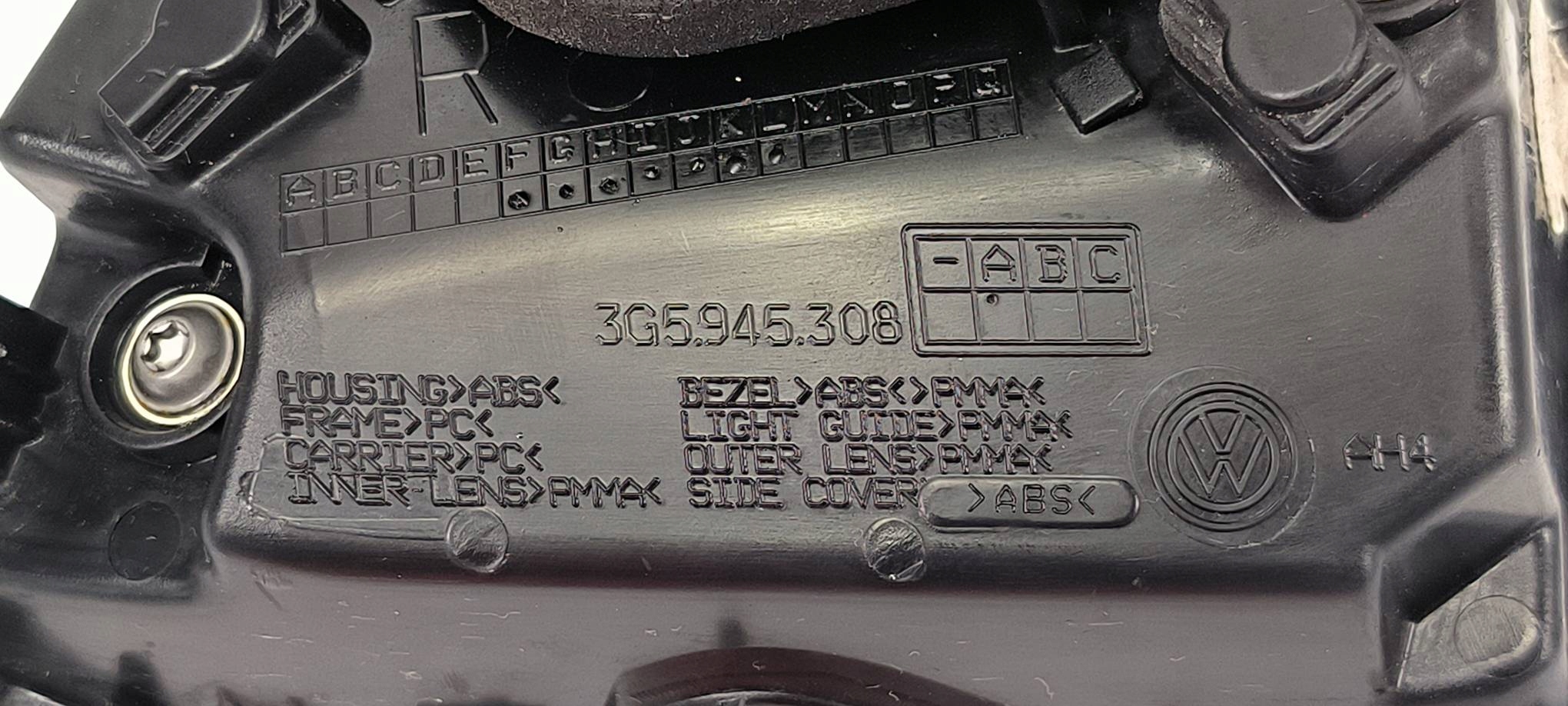 light to the bonnet right VOLKSWAGEN PASSAT B8 R-LINE