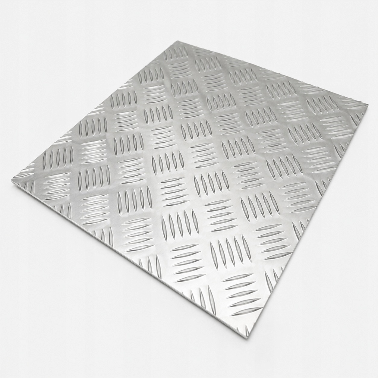 Hliníkový rýhovaný plech 1000 x 2000 2/3,5 mm s protiskluzovým schodištěm plošina