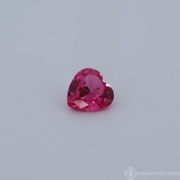 Laboratorně vyrobený safír intenzivní růže 6x6 mm, výbrus srdce