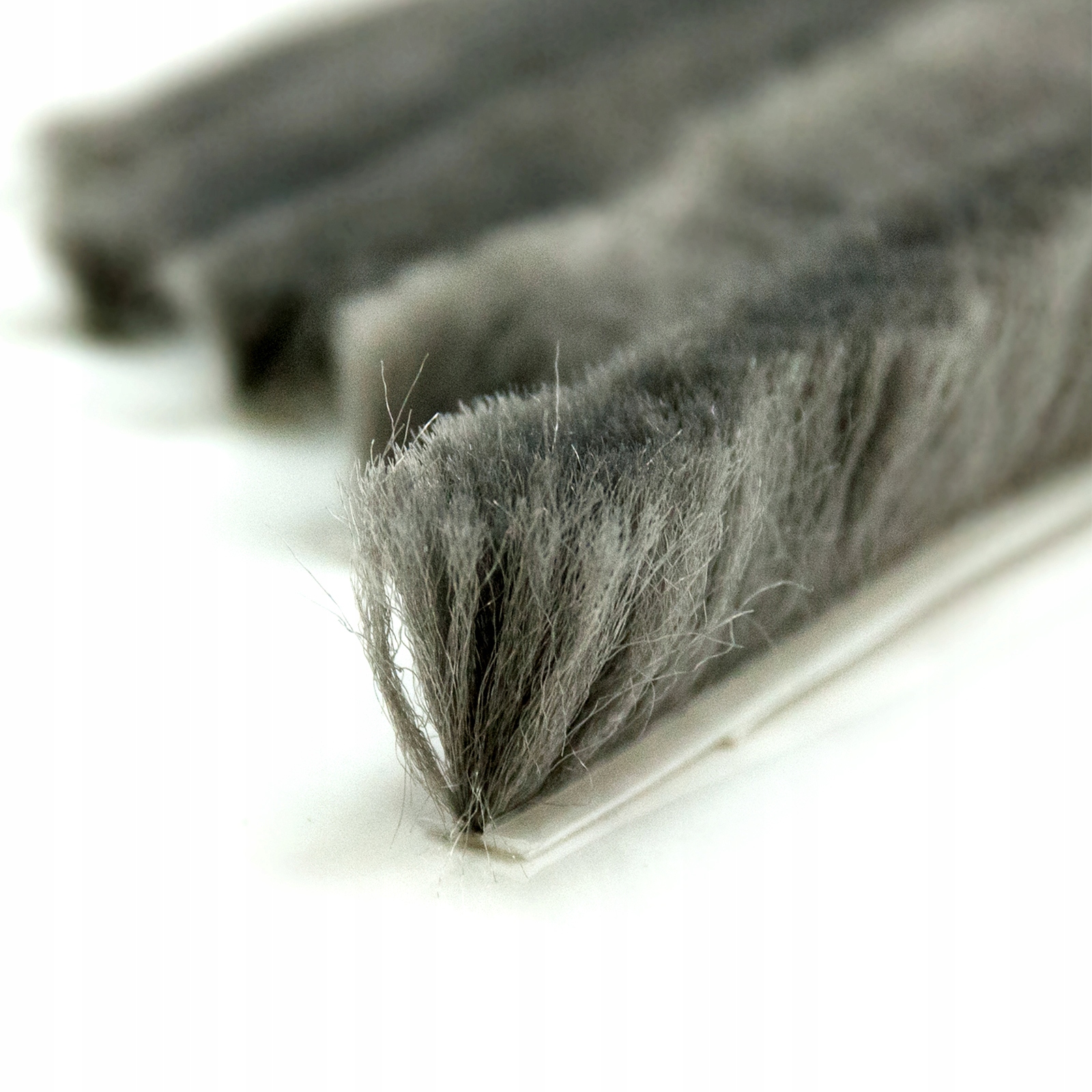 Odrazový kartáč proti prachu 15 mm pro skříň 25 m