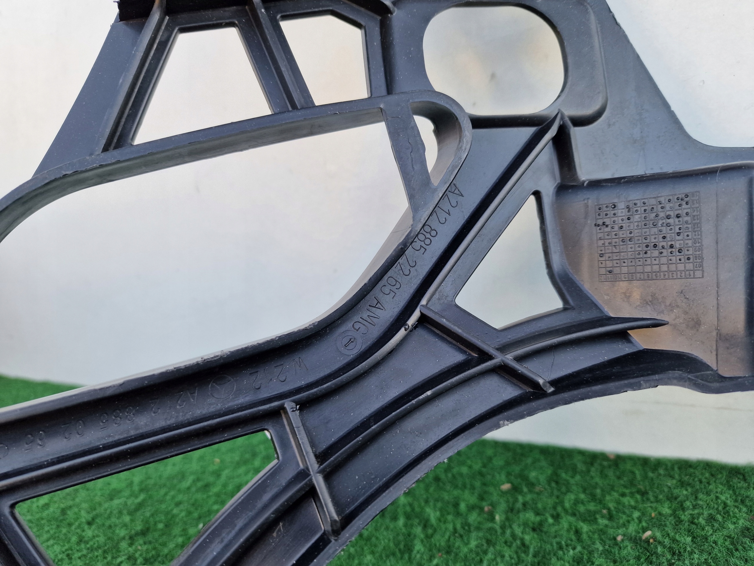 MERCEDES E-KLASA W212 AMG bumper bracket right front holder K106/744MR