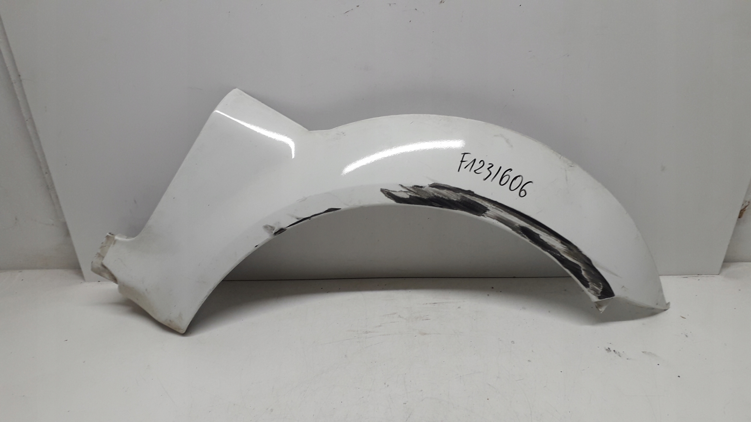 SUZUKI JIMNY 98- NAKŁADKA BŁOTNIKA PRAWY PRZÓD