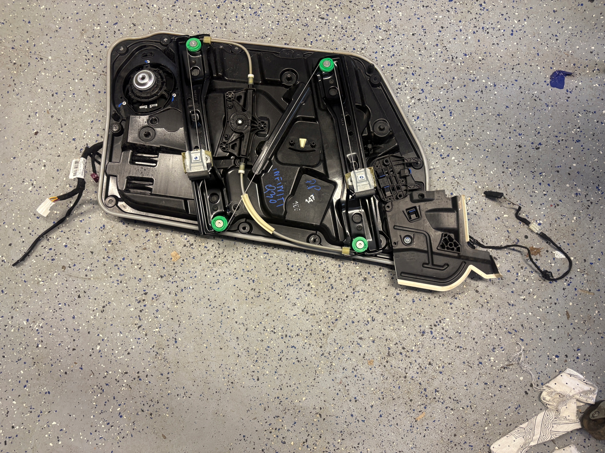 INFINITI Q30 window regulator right front 807M05DA7A