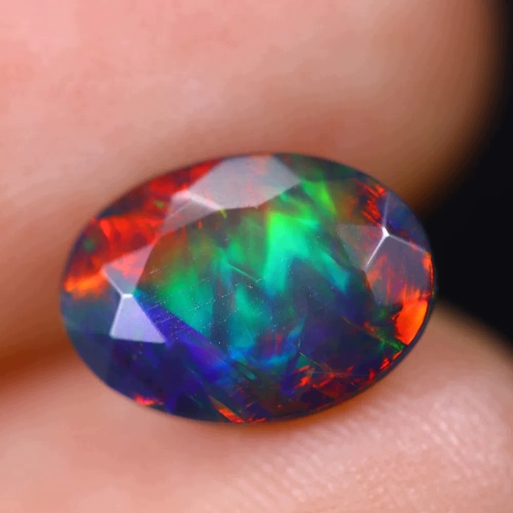 Přírodní opál černý 1.72 ct Ovál Etiopie certifikát Wbd