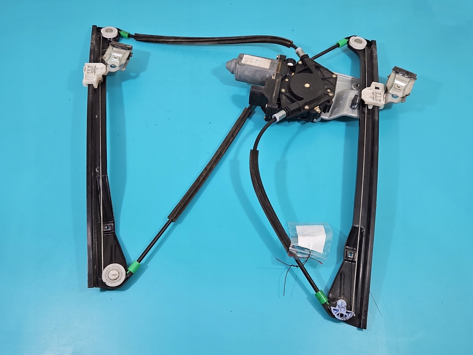 PODNOŚNIK PRZÓD PRAWY VW POLO III 6N