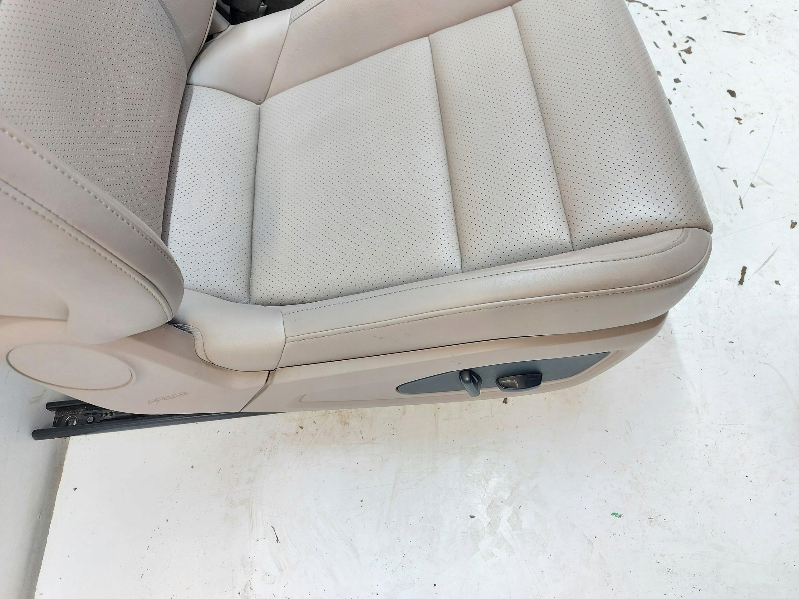 Porsche Taycan 4S 9J1 2021r KANAPY seats front rear part