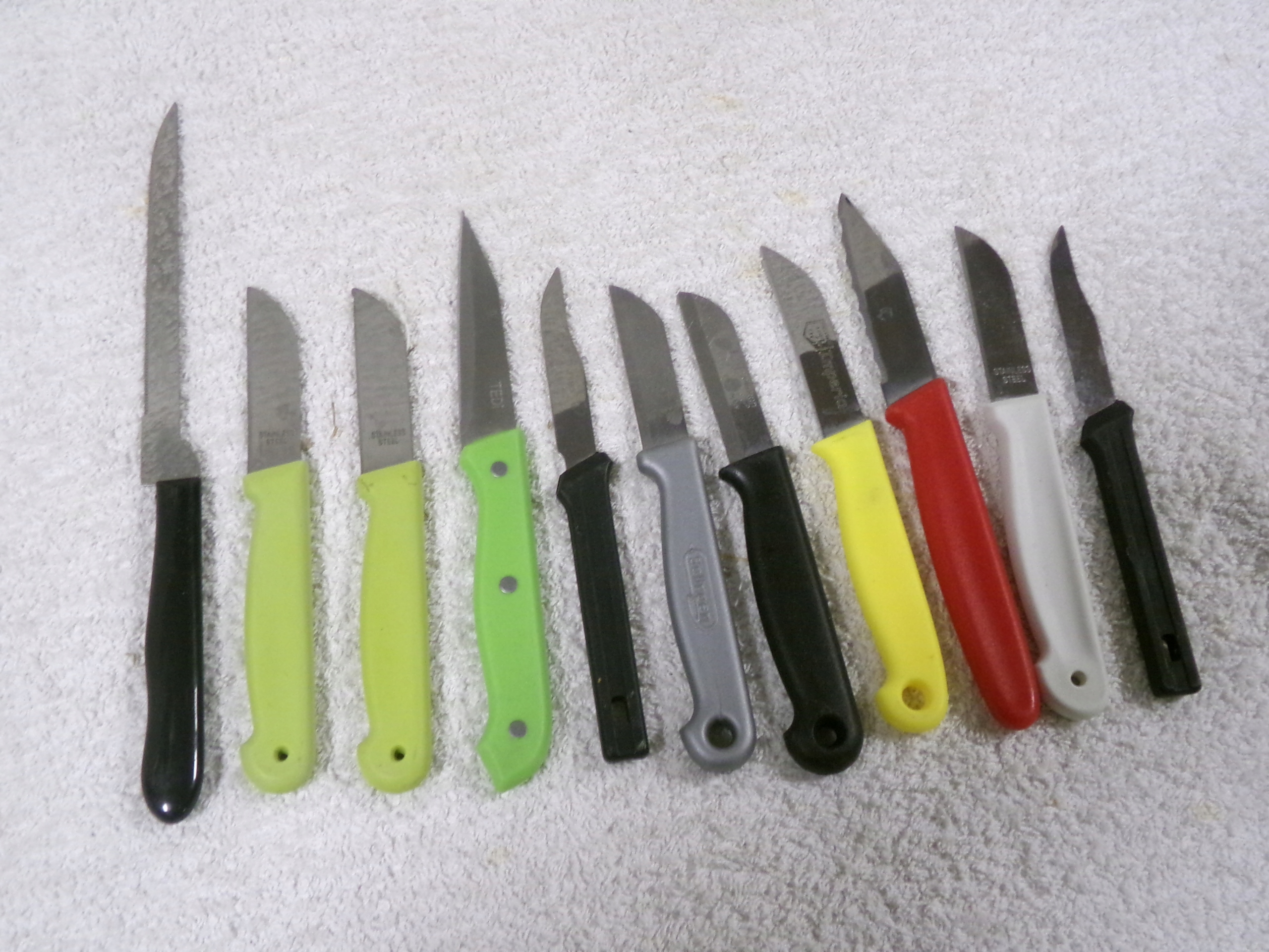 ZESTAW RÓŻNYCH NOŻYKÓW KUCHENNYCH