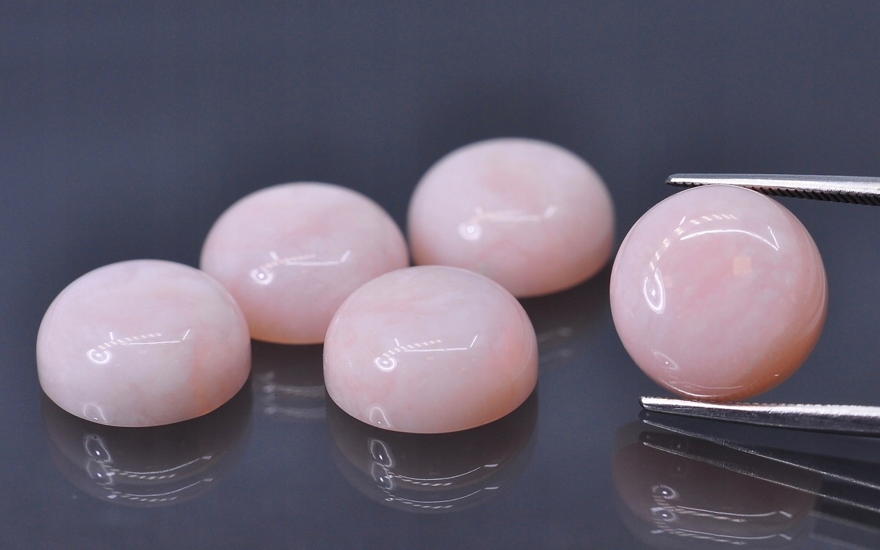 Opál růžový kulatý kabošon fi 12 mm