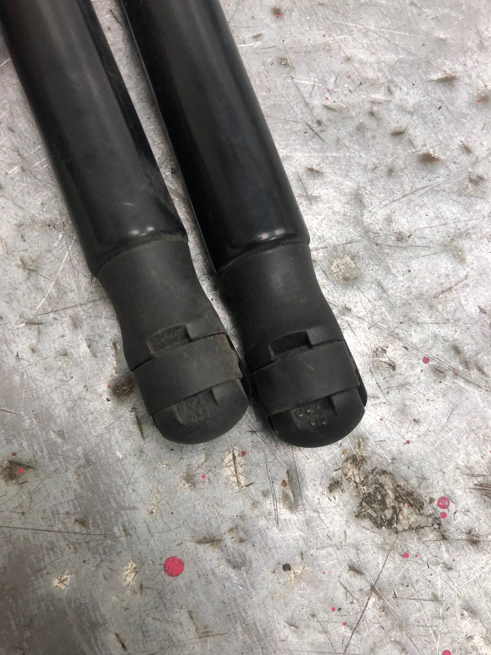 SILOWNIKI bonnet boot VW UP 1S6827550D