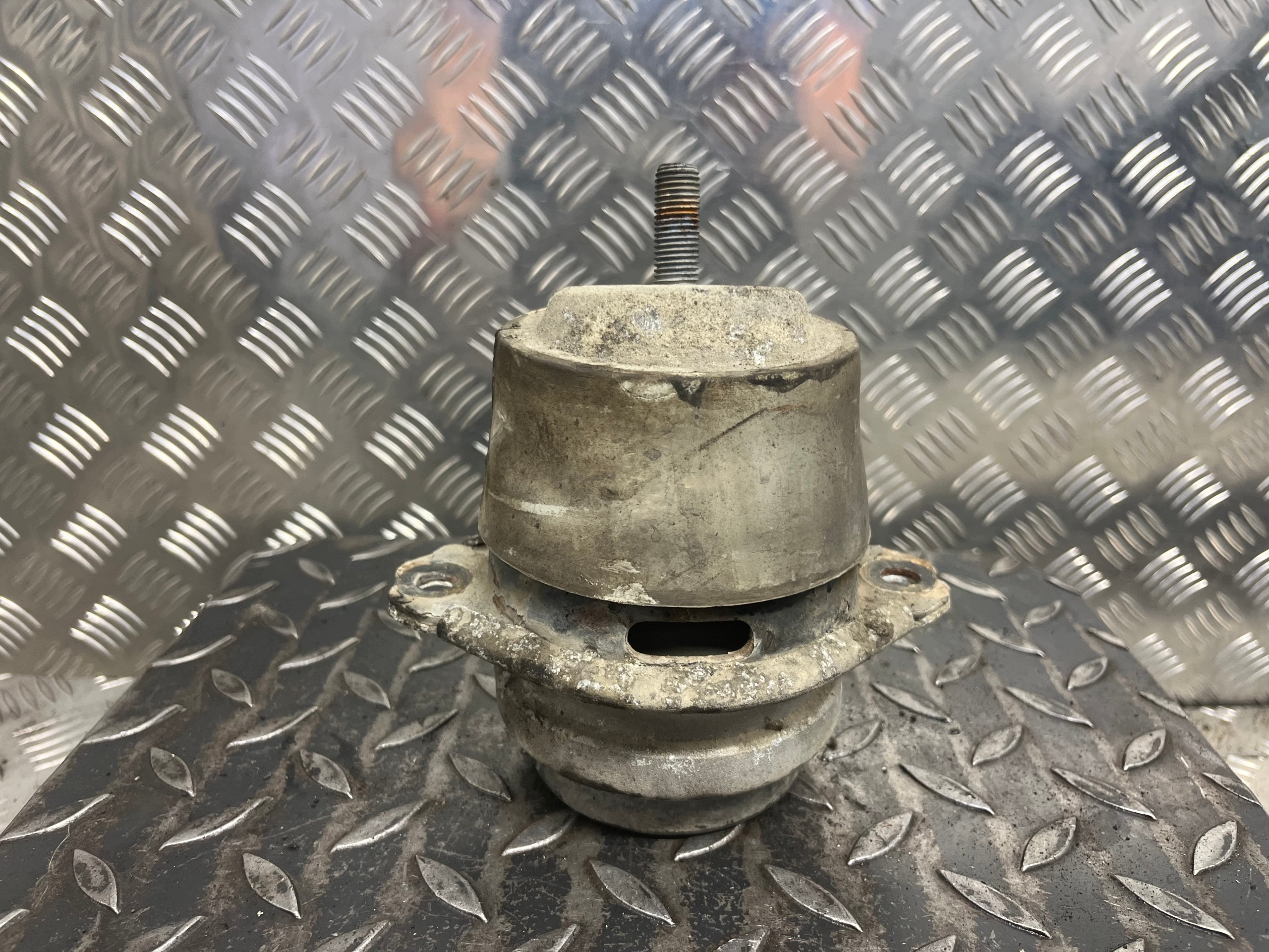 engine mount VOLKSWAGEN TOUAREG 7L0199131